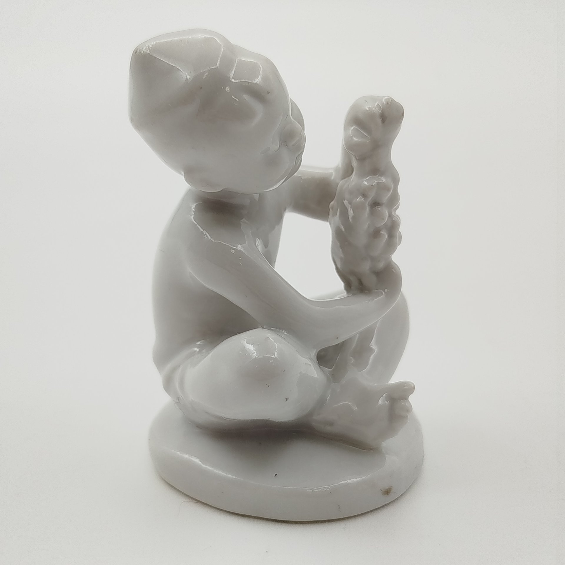 Статуэтка "Мальчик с виноградом" (без росписи) из серии "Счастливое детство", скульптор Г.С. Столбова, фарфор, Ленинградский фарфоровый завод (ЛФЗ), СССР, 1950-1960 гг.