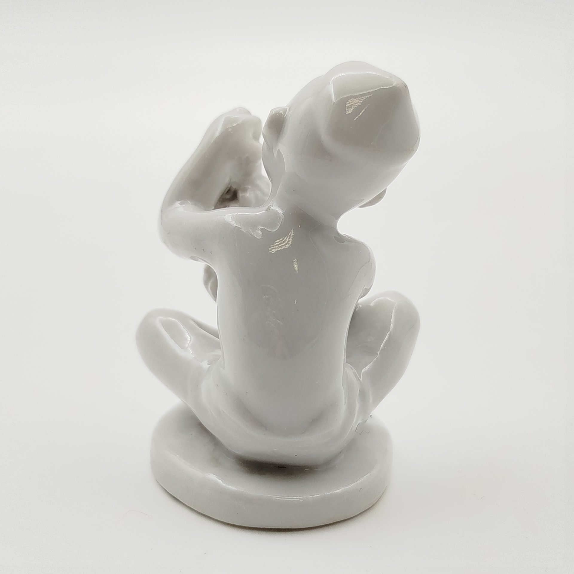 Статуэтка "Мальчик с виноградом" (без росписи) из серии "Счастливое детство", скульптор Г.С. Столбова, фарфор, Ленинградский фарфоровый завод (ЛФЗ), СССР, 1950-1960 гг.