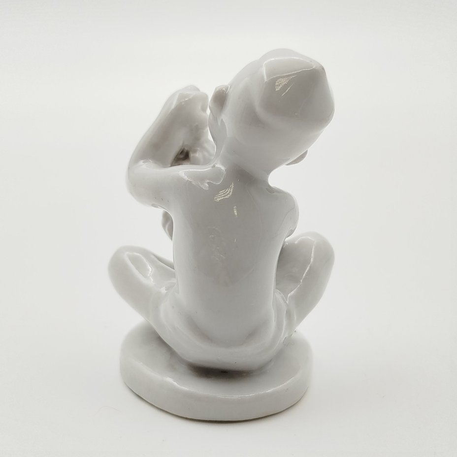 Статуэтка "Мальчик с виноградом" (без росписи) из серии "Счастливое детство", скульптор Г.С. Столбова, фарфор, Ленинградский фарфоровый завод (ЛФЗ), СССР, 1950-1960 гг.