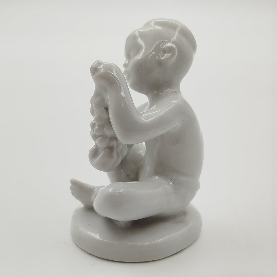 Статуэтка "Мальчик с виноградом" (без росписи) из серии "Счастливое детство", скульптор Г.С. Столбова, фарфор, Ленинградский фарфоровый завод (ЛФЗ), СССР, 1950-1960 гг.