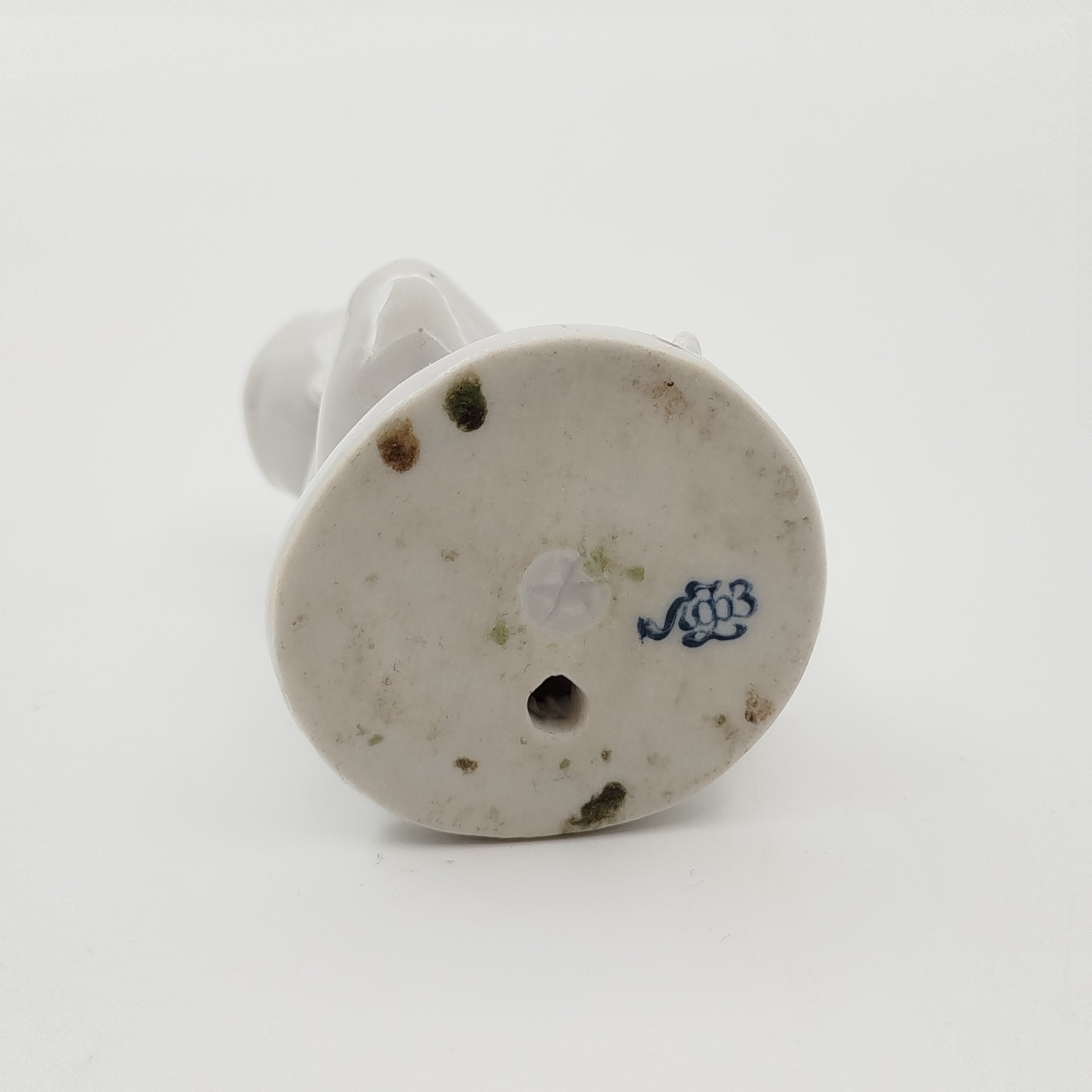 Статуэтка "Мальчик с виноградом" (без росписи) из серии "Счастливое детство", скульптор Г.С. Столбова, фарфор, Ленинградский фарфоровый завод (ЛФЗ), СССР, 1950-1960 гг.