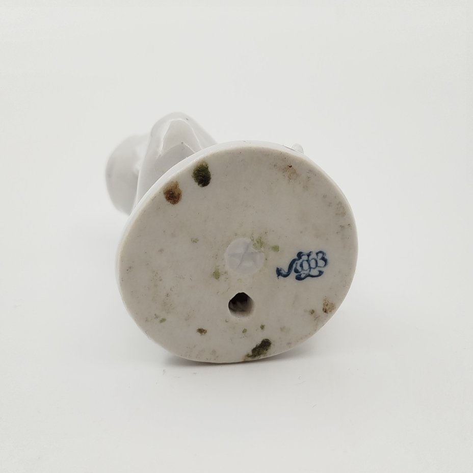 Статуэтка "Мальчик с виноградом" (без росписи) из серии "Счастливое детство", скульптор Г.С. Столбова, фарфор, Ленинградский фарфоровый завод (ЛФЗ), СССР, 1950-1960 гг.