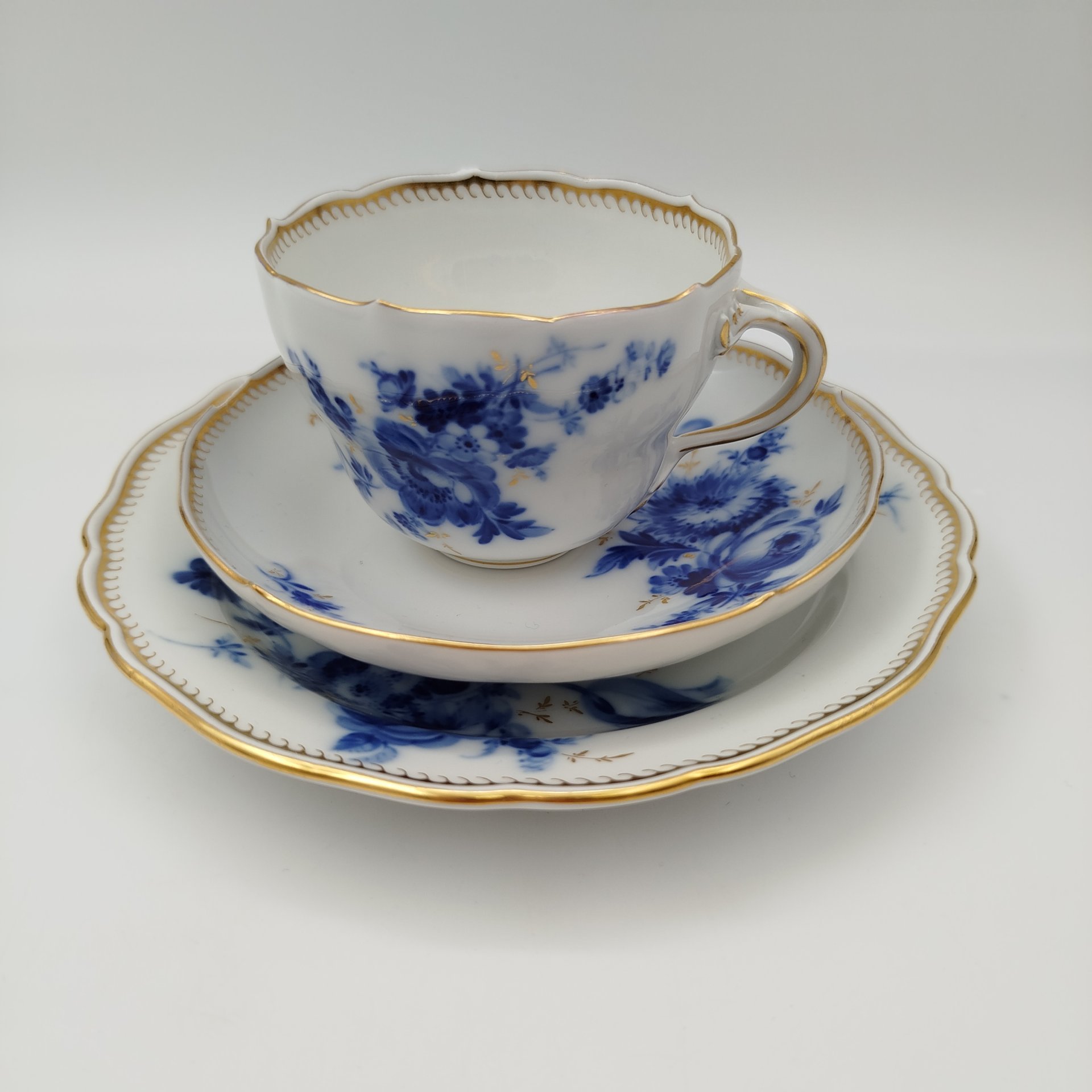 Трио чайное с декором в виде синих цветов, фарфор, роспись, золочение, Meissen (Мейсенский фарфор), Германия, 1950-1980 гг.