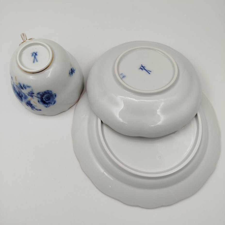 Трио чайное с декором в виде синих цветов, фарфор, роспись, золочение, Meissen (Мейсенский фарфор), Германия, 1950-1980 гг.