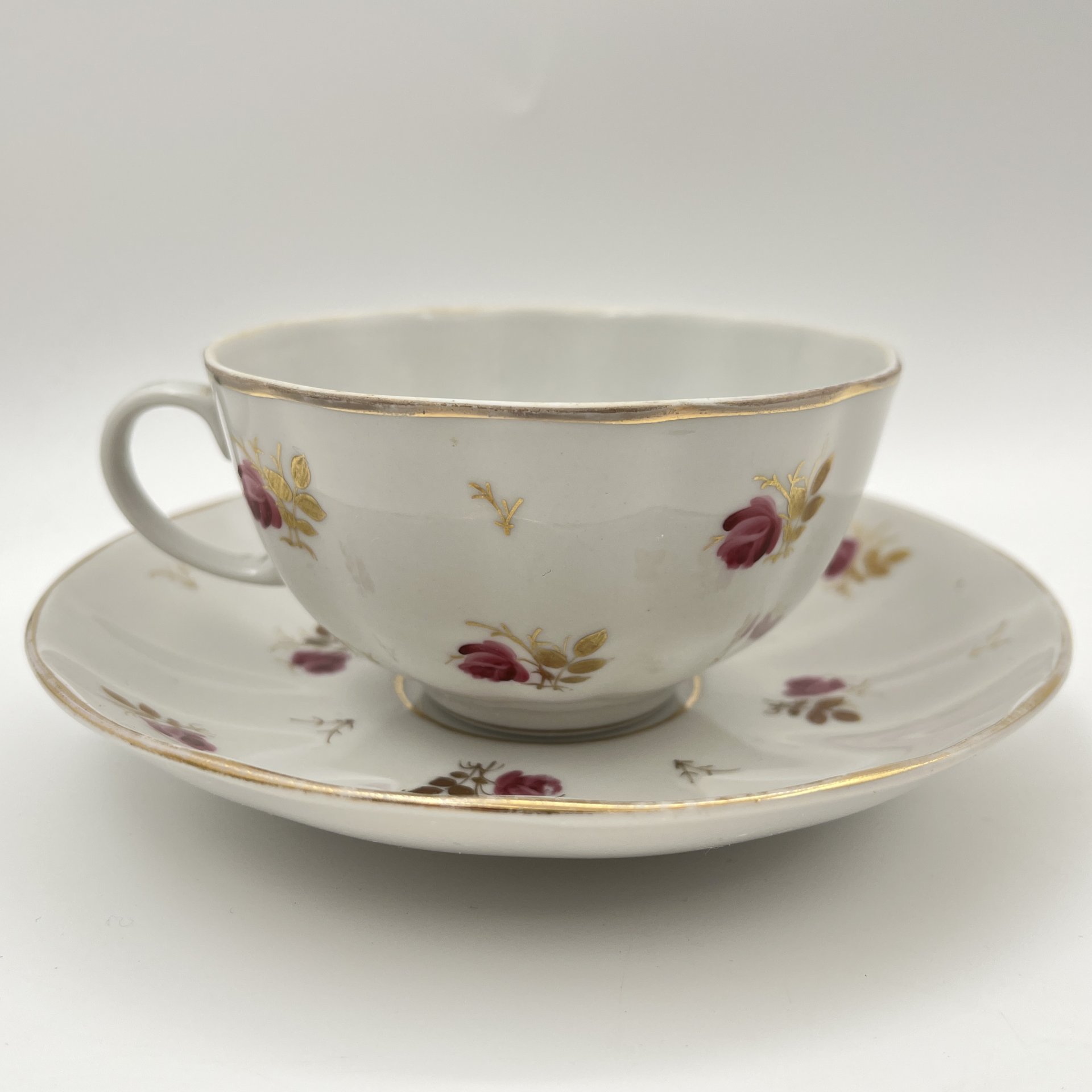 Пара чайная, украшенная изображением роз, форма "Тюльпан", автор формы Яковлева С.Е., фарфор, роспись, золочение, Ленинградский фарфоровый завод (ЛФЗ), СССР, 1960-1970 гг.