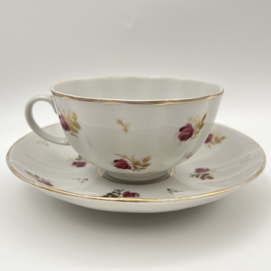 Пара чайная, украшенная изображением роз, форма "Тюльпан", автор формы Яковлева С.Е., фарфор, роспись, золочение, Ленинградский фарфоровый завод (ЛФЗ), СССР, 1960-1970 гг.