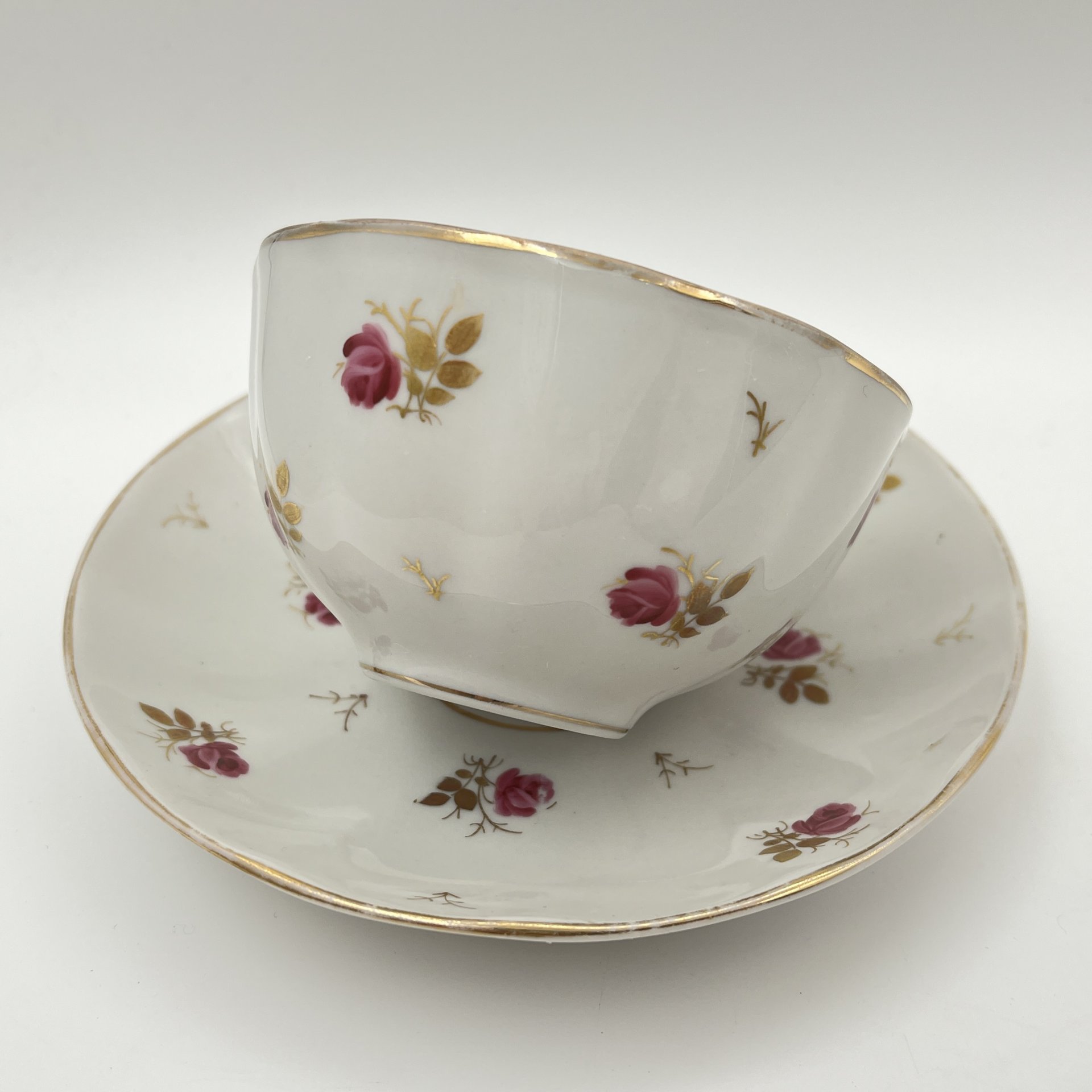 Пара чайная, украшенная изображением роз, форма "Тюльпан", автор формы Яковлева С.Е., фарфор, роспись, золочение, Ленинградский фарфоровый завод (ЛФЗ), СССР, 1960-1970 гг.