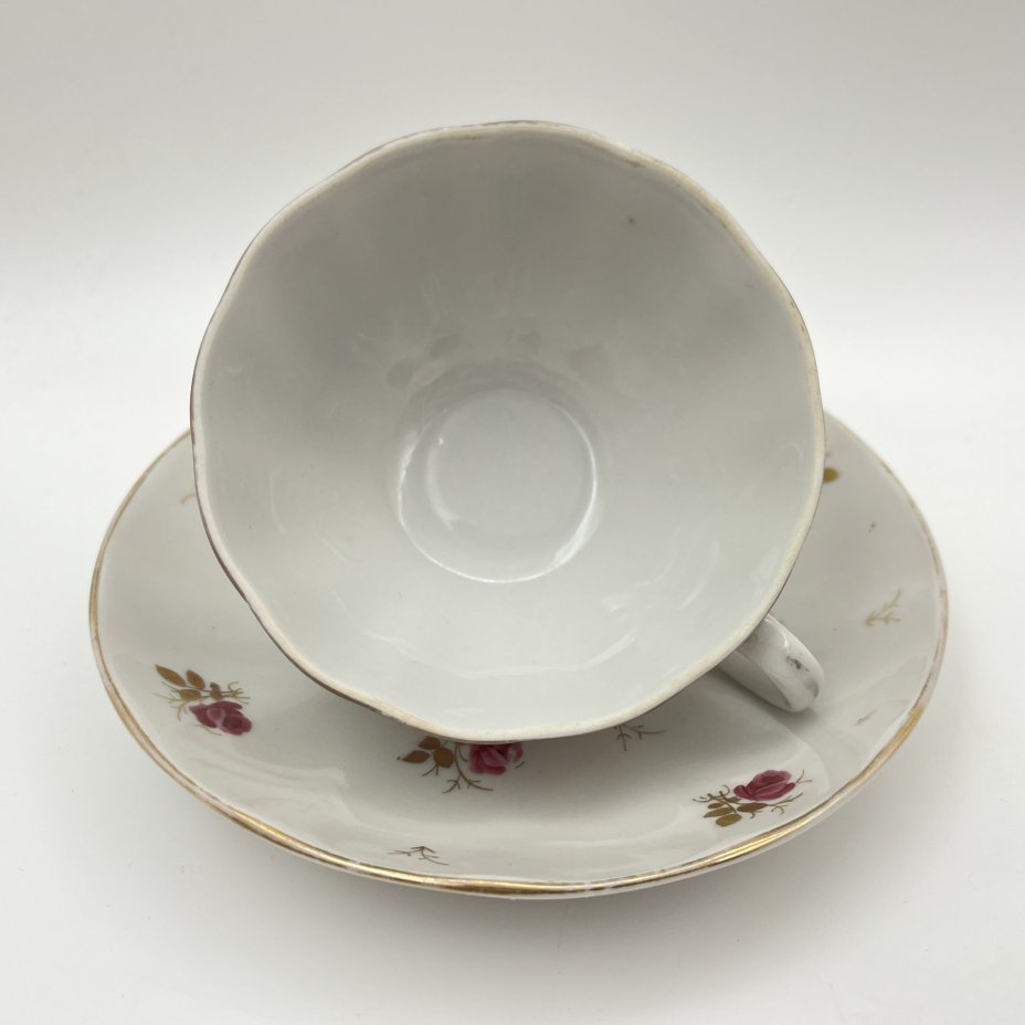 Пара чайная, украшенная изображением роз, форма "Тюльпан", автор формы Яковлева С.Е., фарфор, роспись, золочение, Ленинградский фарфоровый завод (ЛФЗ), СССР, 1960-1970 гг.