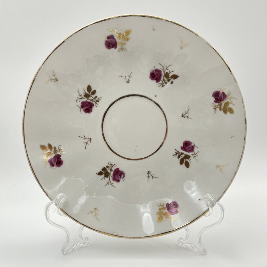 Пара чайная, украшенная изображением роз, форма "Тюльпан", автор формы Яковлева С.Е., фарфор, роспись, золочение, Ленинградский фарфоровый завод (ЛФЗ), СССР, 1960-1970 гг.