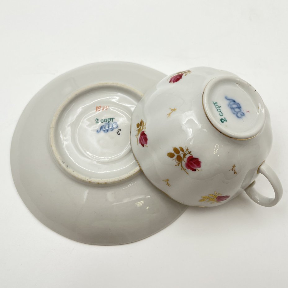 Пара чайная, украшенная изображением роз, форма "Тюльпан", автор формы Яковлева С.Е., фарфор, роспись, золочение, Ленинградский фарфоровый завод (ЛФЗ), СССР, 1960-1970 гг.