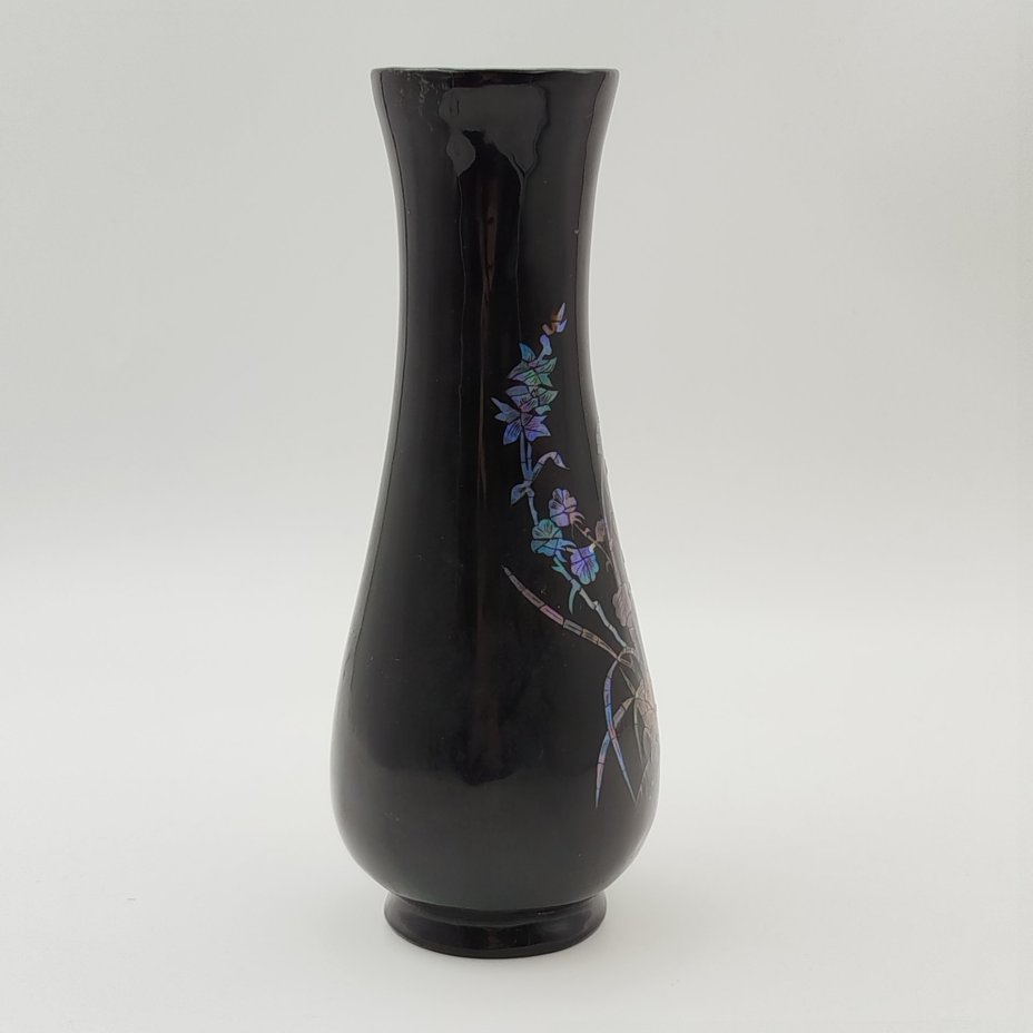 Ваза с растительным декором в восточном стиле