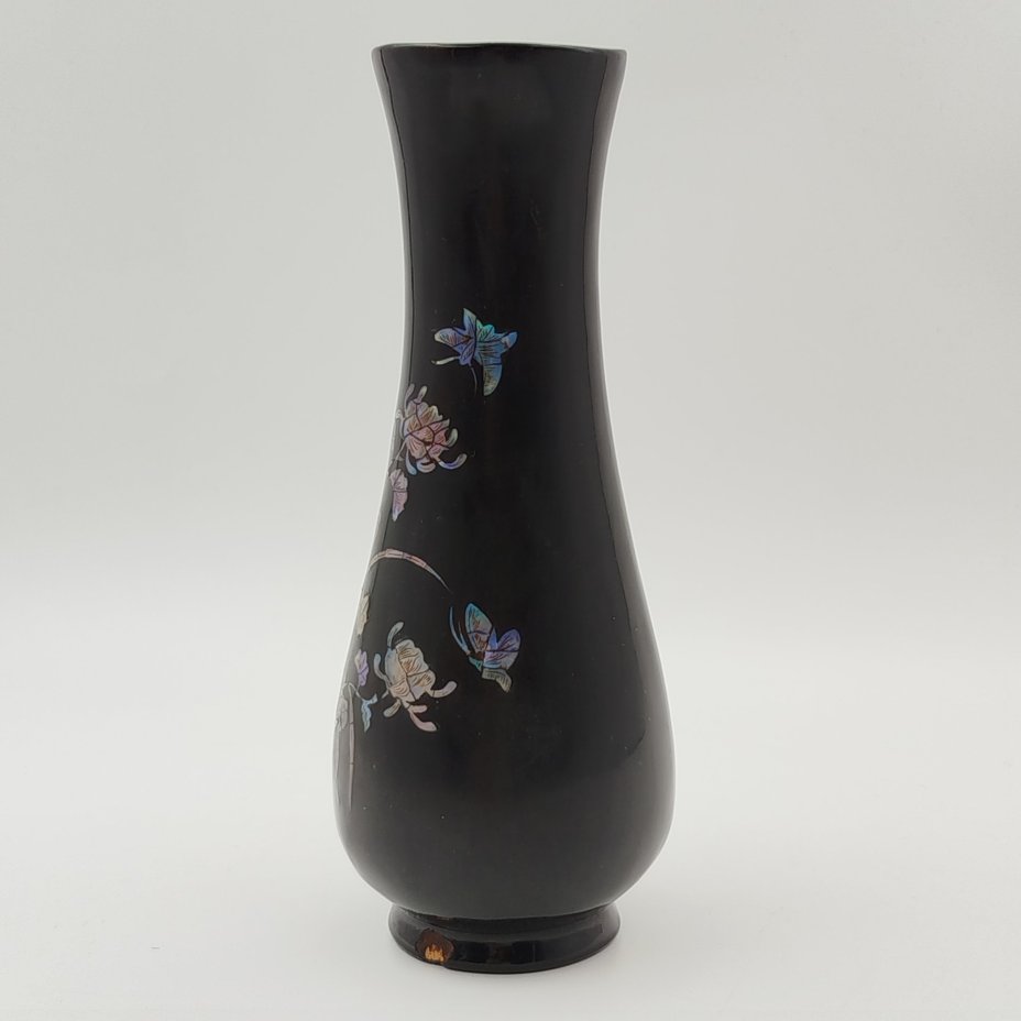 Ваза с растительным декором в восточном стиле