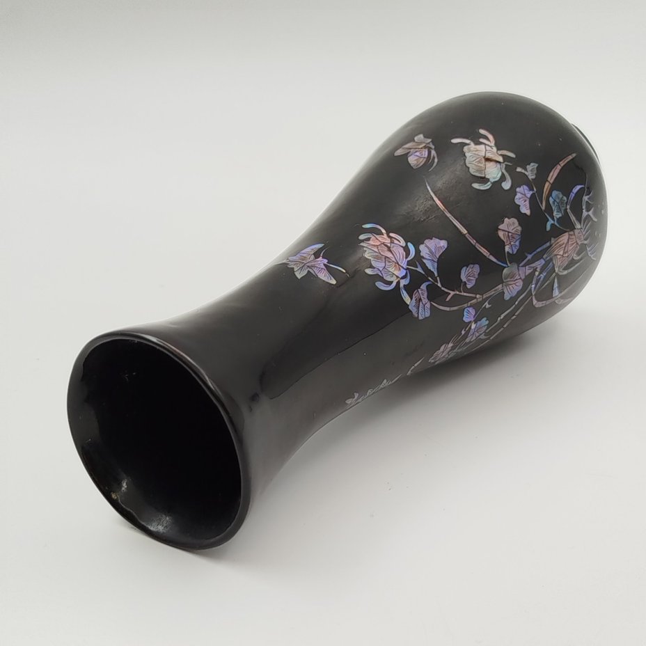 Ваза с растительным декором в восточном стиле