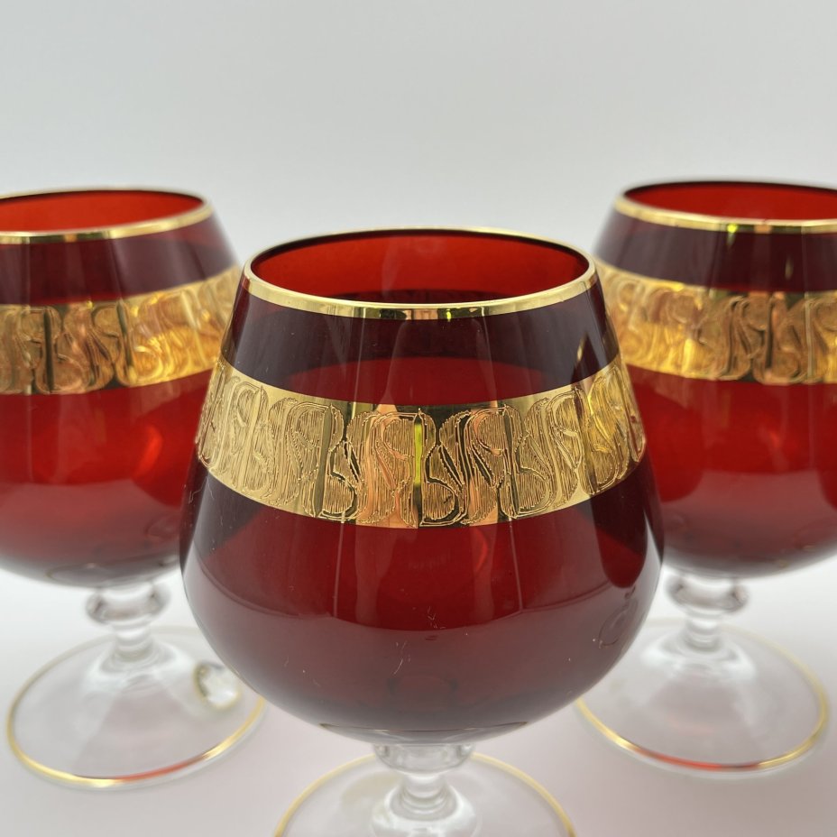 Набор из 4-х бокалов красного оттенка с золоченым декором на тулове, цветное стекло, стекло, золочение, Bohemia Crystal (Bohemia Glass), Чехия, 1993-2015 гг.