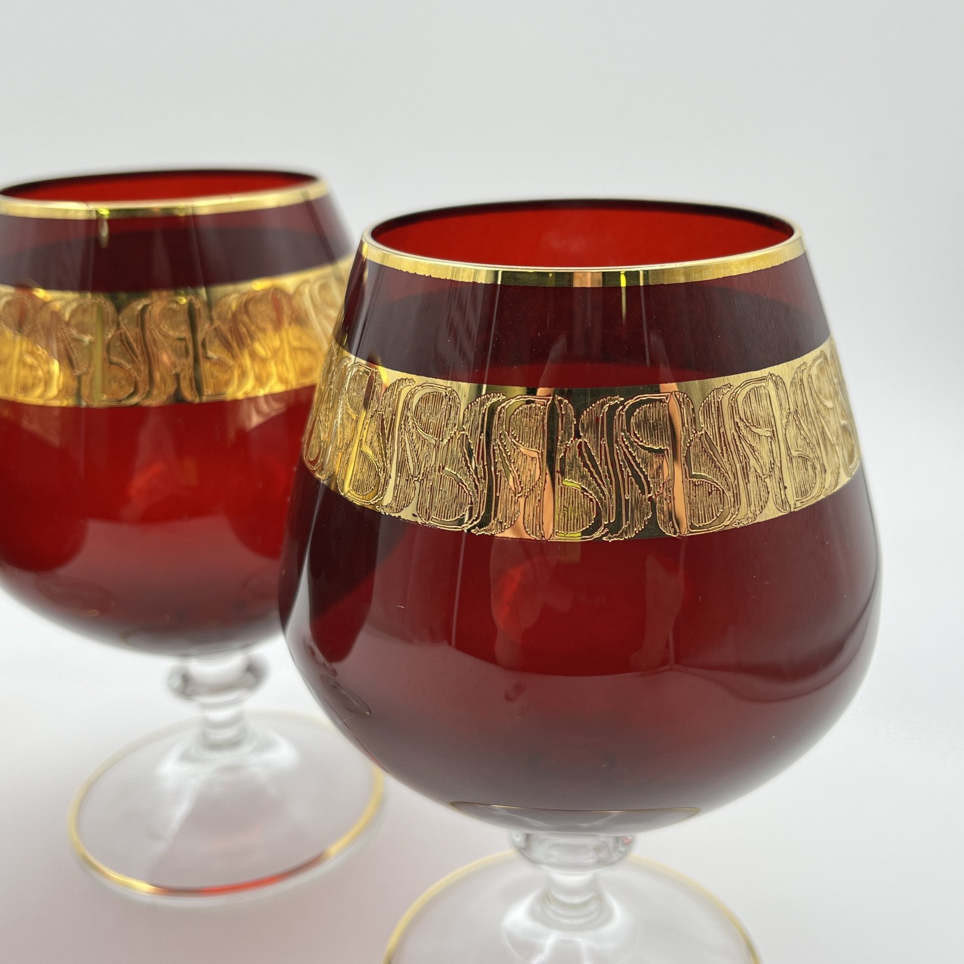 Набор из 4-х бокалов красного оттенка с золоченым декором на тулове, цветное стекло, стекло, золочение, Bohemia Crystal (Bohemia Glass), Чехия, 1993-2015 гг.