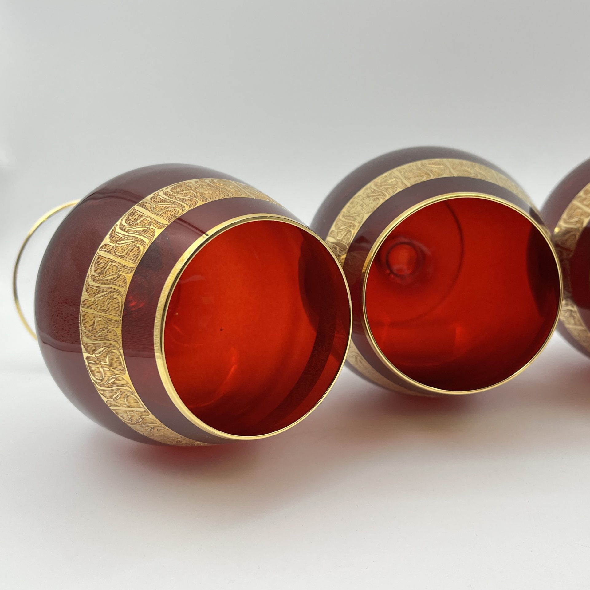 Набор из 4-х бокалов красного оттенка с золоченым декором на тулове, цветное стекло, стекло, золочение, Bohemia Crystal (Bohemia Glass), Чехия, 1993-2015 гг.