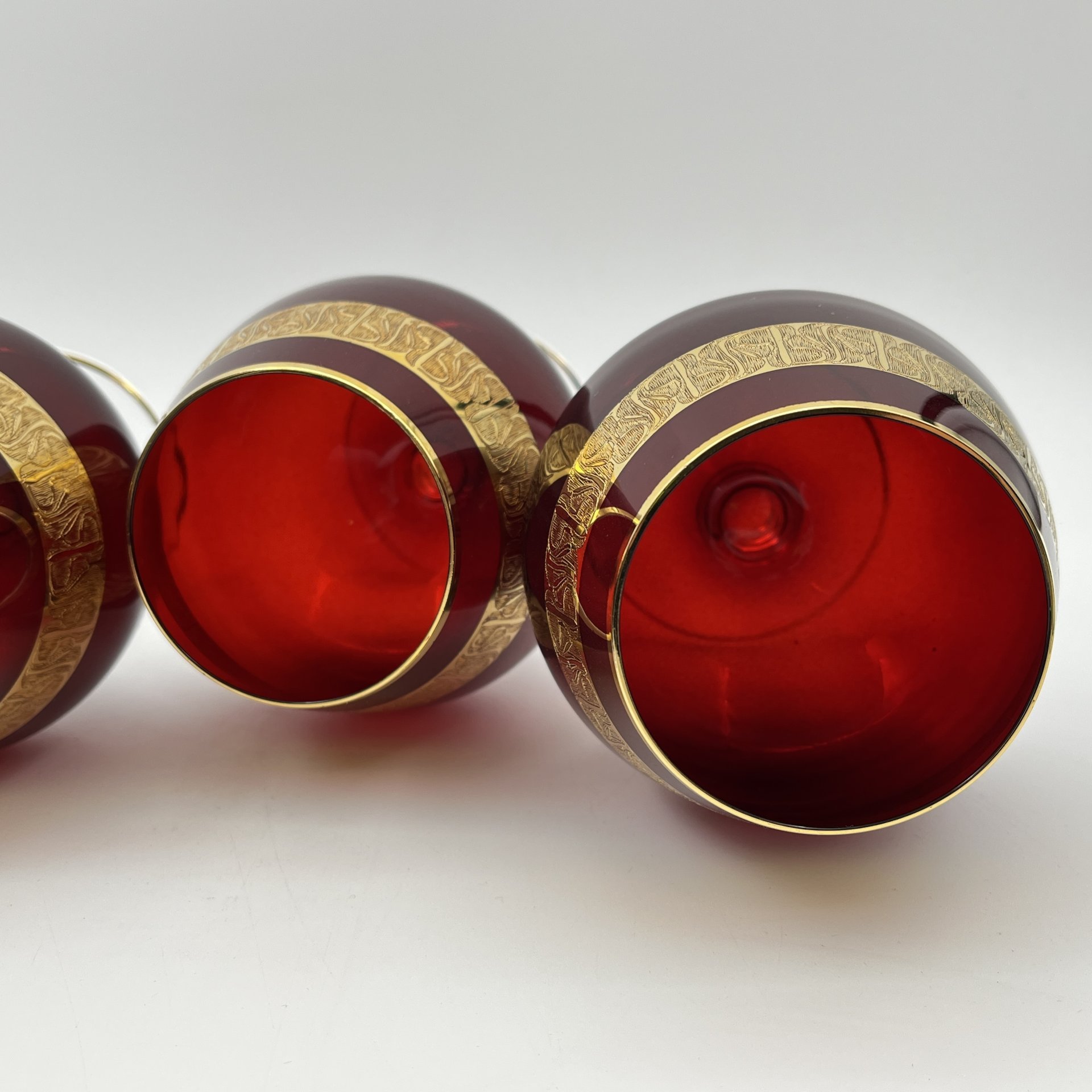 Набор из 4-х бокалов красного оттенка с золоченым декором на тулове, цветное стекло, стекло, золочение, Bohemia Crystal (Bohemia Glass), Чехия, 1993-2015 гг.