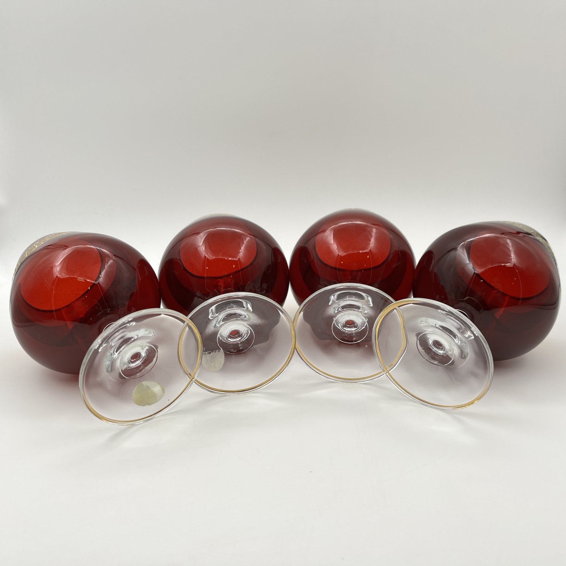 Набор из 4-х бокалов красного оттенка с золоченым декором на тулове, цветное стекло, стекло, золочение, Bohemia Crystal (Bohemia Glass), Чехия, 1993-2015 гг.