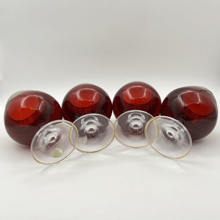 Набор из 4-х бокалов красного оттенка с золоченым декором на тулове, цветное стекло, стекло, золочение, Bohemia Crystal (Bohemia Glass), Чехия, 1993-2015 гг.