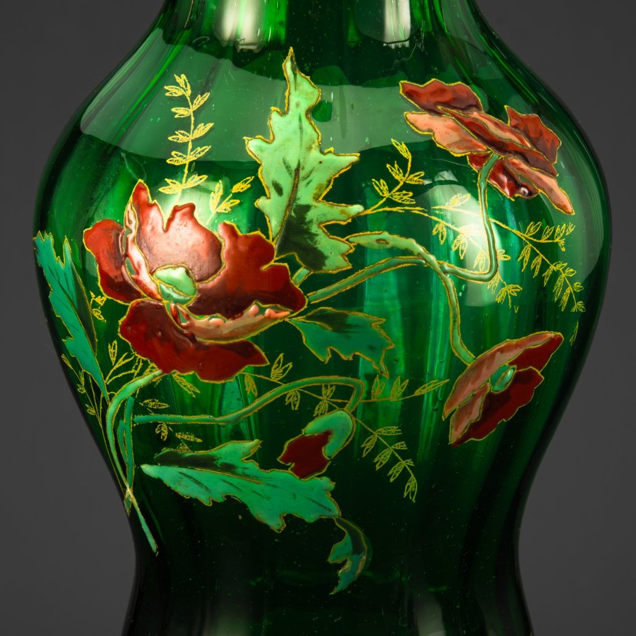 Ваза с фестончатым бортом, декорированная изображением маков