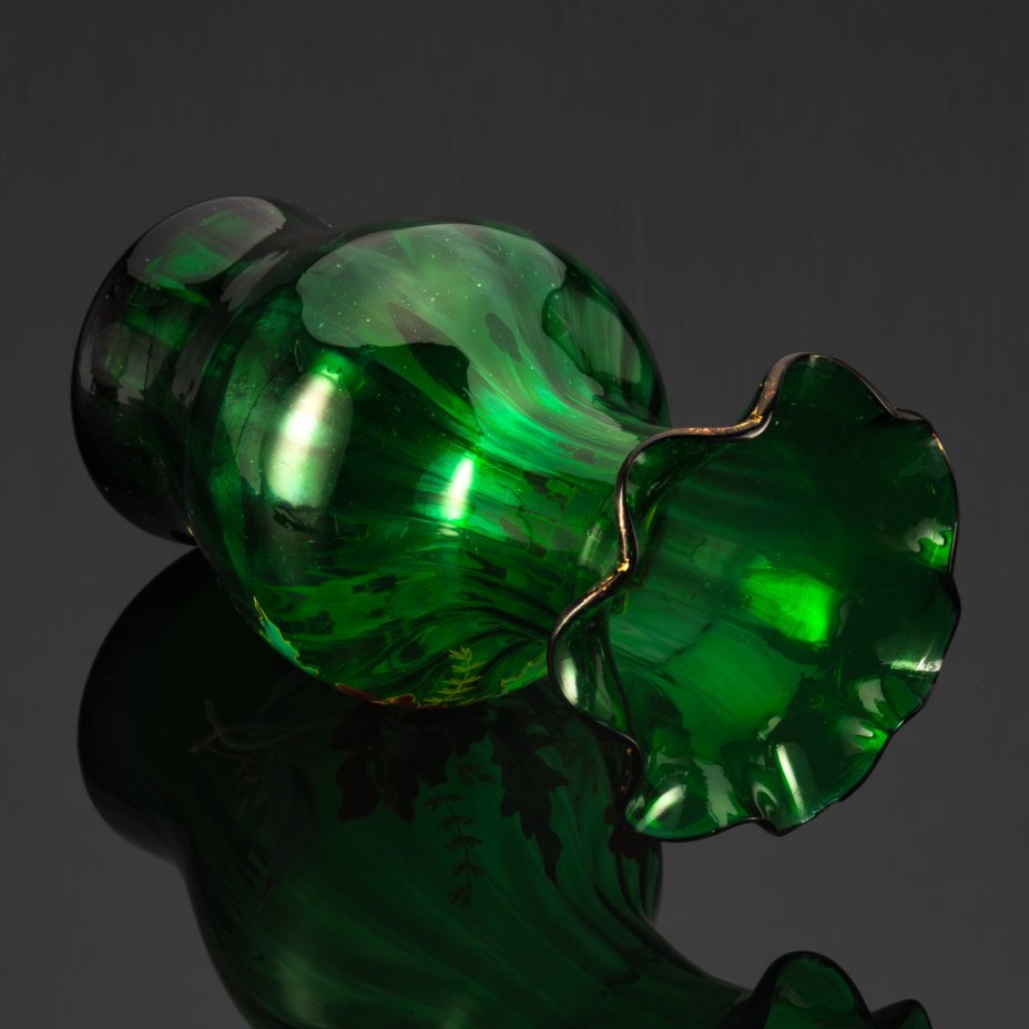 Ваза с фестончатым бортом, декорированная изображением маков