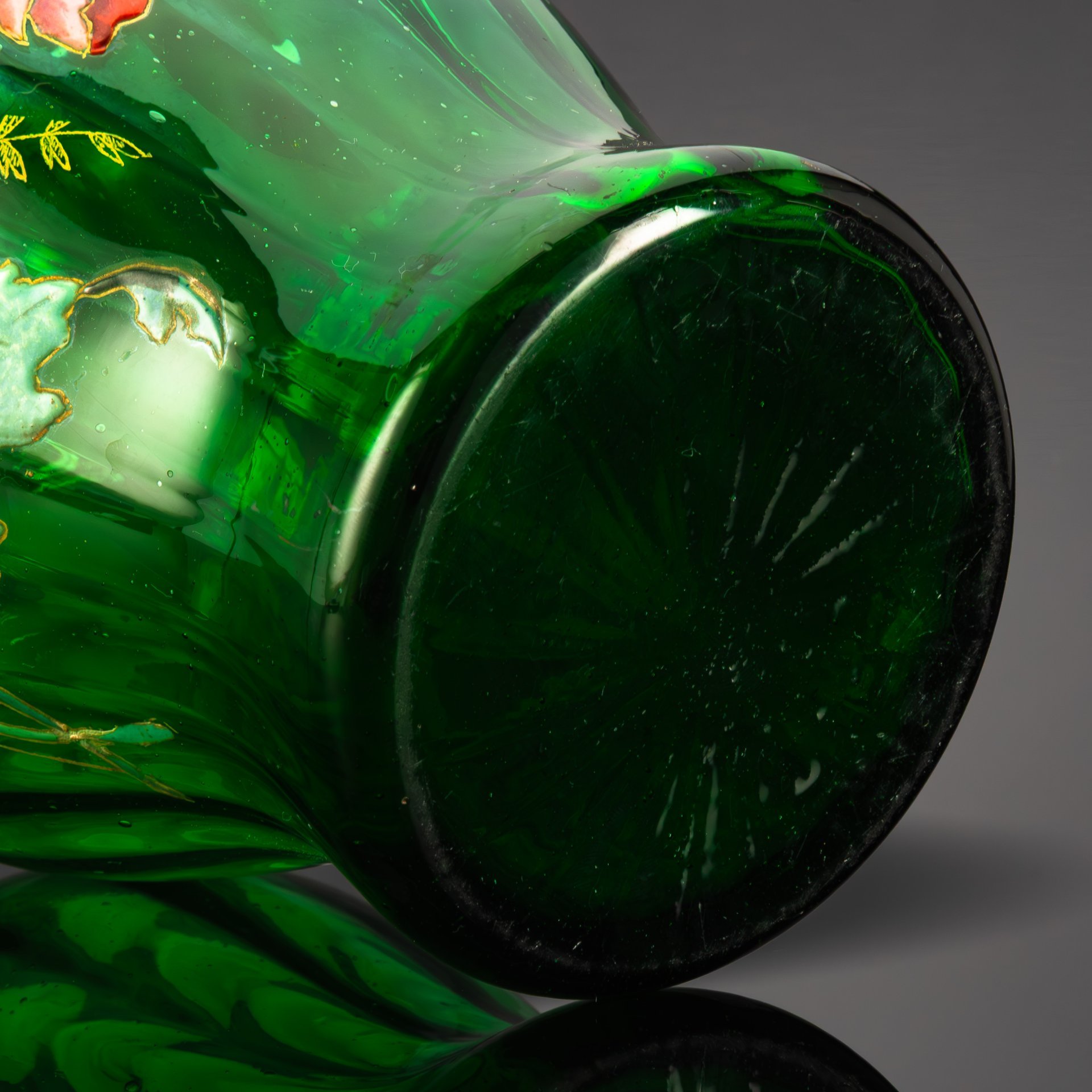 Ваза с фестончатым бортом, декорированная изображением маков, стекло, роспись эмалями, Западная Европа, 1880-1920 гг.