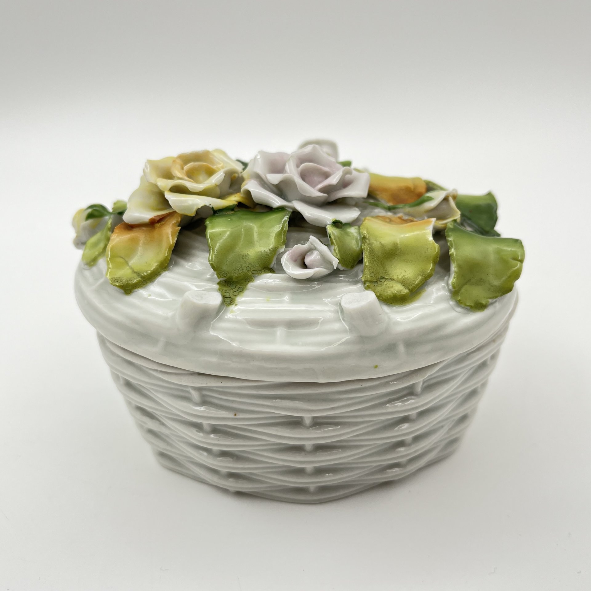 Шкатулка в форме плетенной корзинки, украшенная лепным цветочным декором, фарфор, барботин, Западная Европа, 1960-1980 гг.