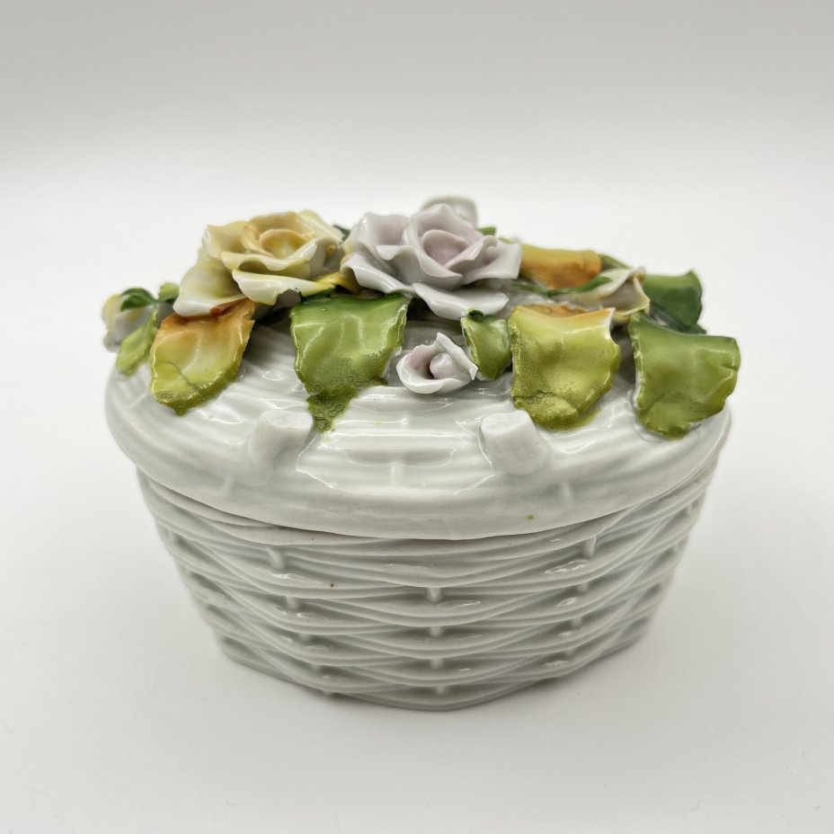 Шкатулка в форме плетенной корзинки, украшенная лепным цветочным декором, фарфор, барботин, Западная Европа, 1960-1980 гг.