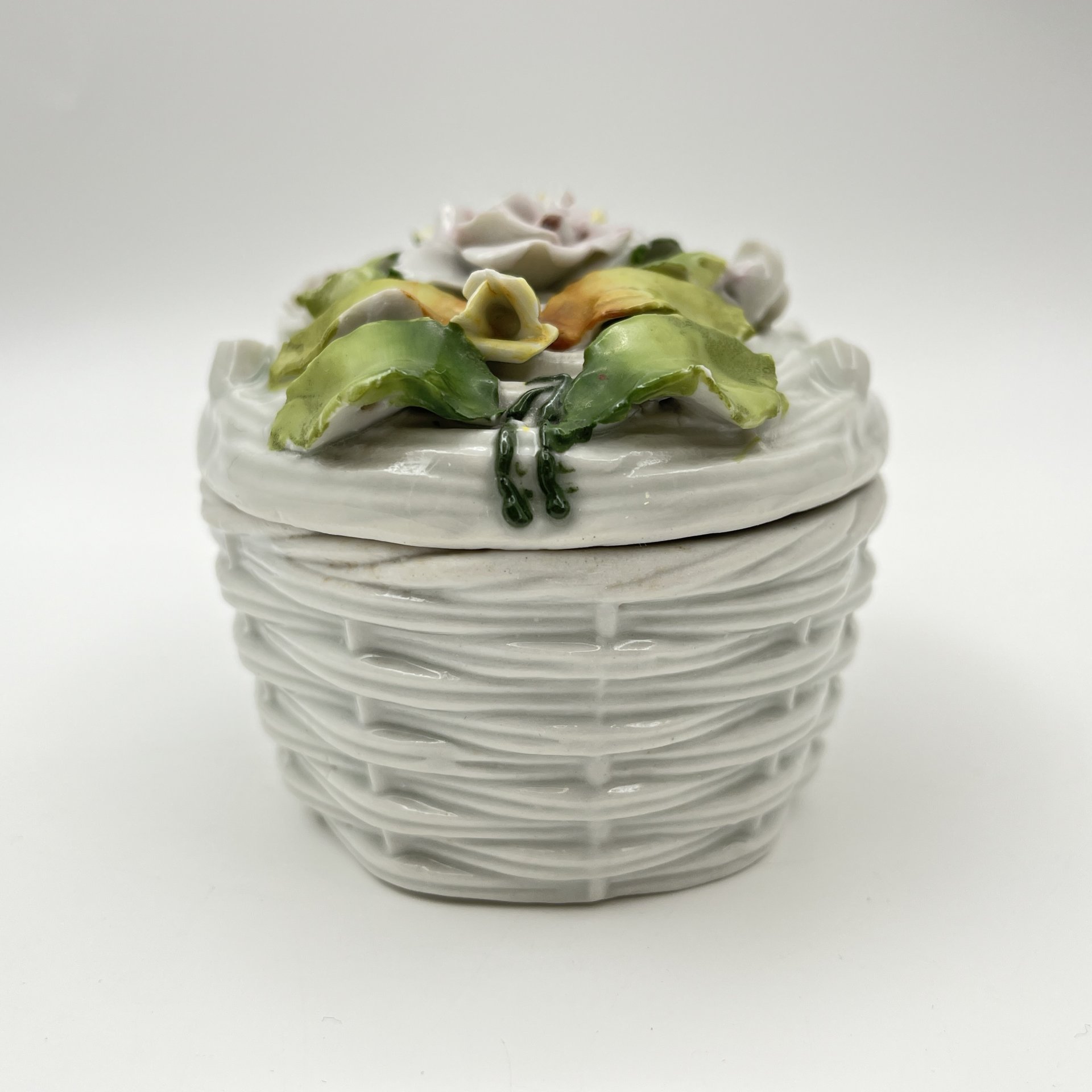 Шкатулка в форме плетенной корзинки, украшенная лепным цветочным декором, фарфор, барботин, Западная Европа, 1960-1980 гг.