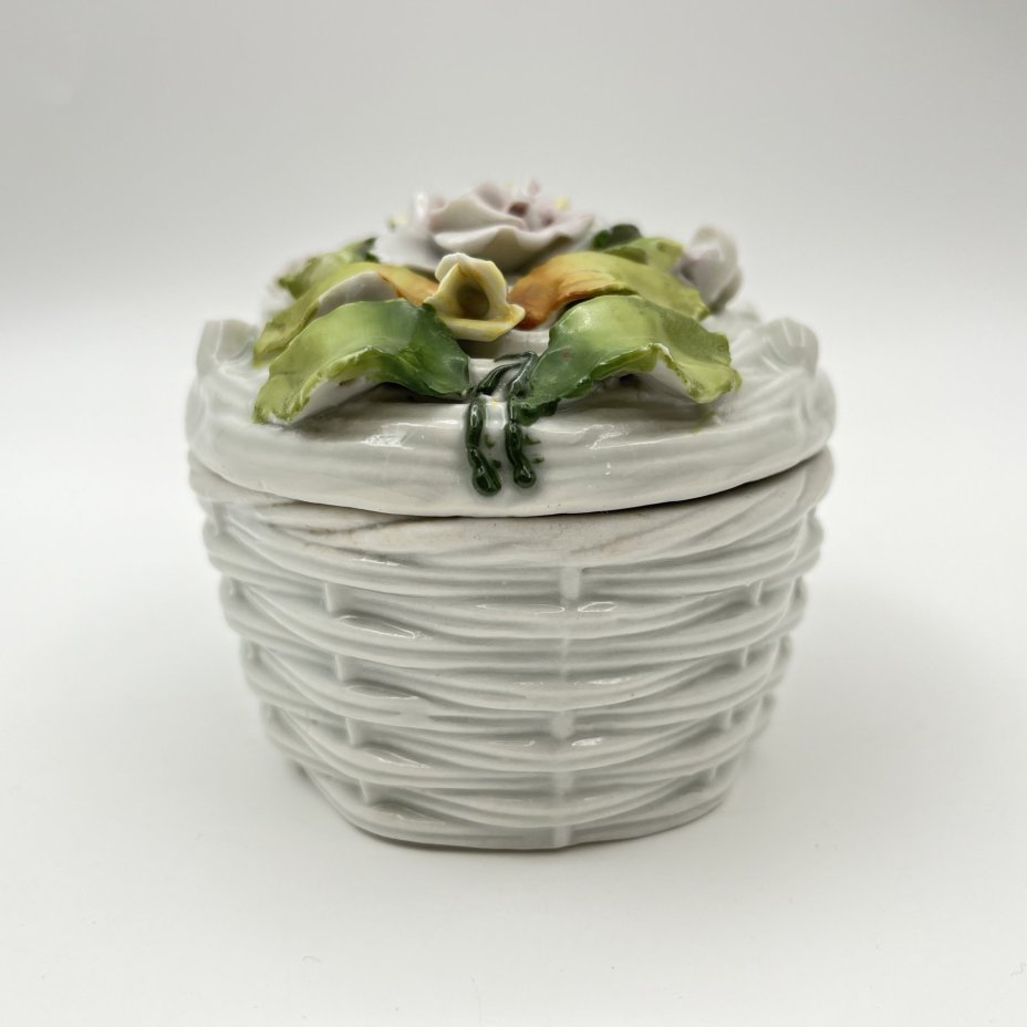 Шкатулка в форме плетенной корзинки, украшенная лепным цветочным декором