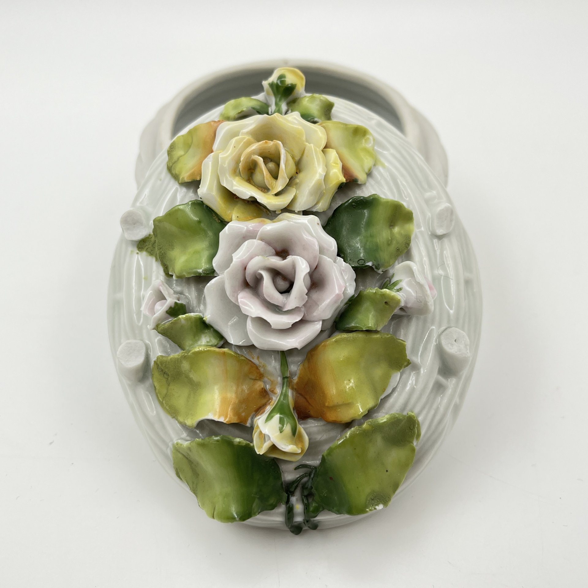 Шкатулка в форме плетенной корзинки, украшенная лепным цветочным декором, фарфор, барботин, Западная Европа, 1960-1980 гг.