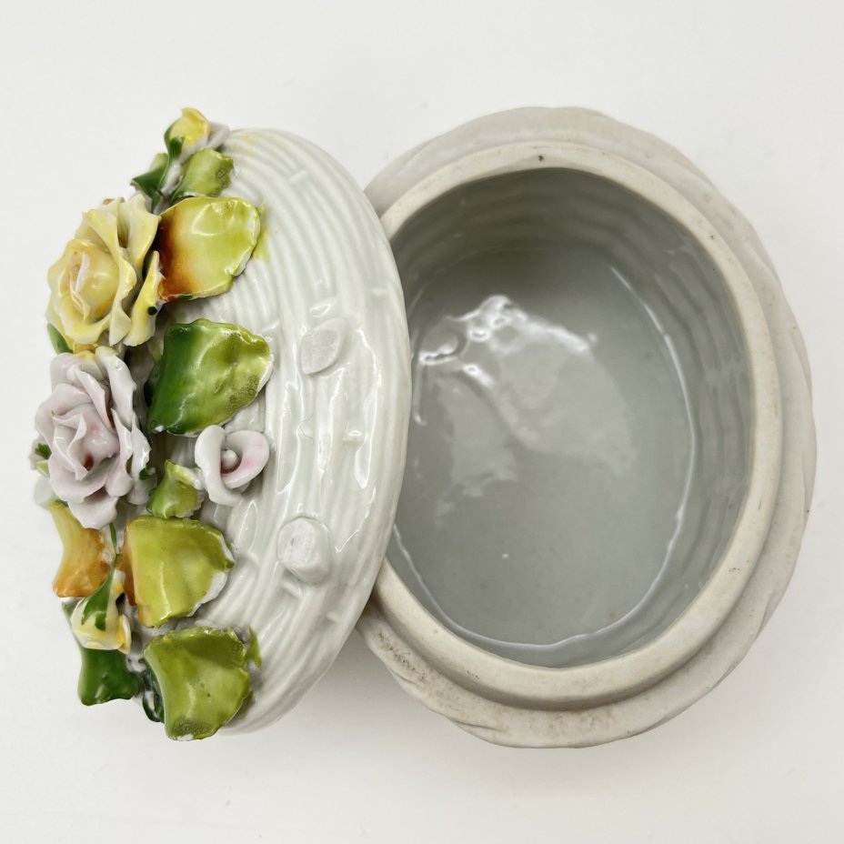 Шкатулка в форме плетенной корзинки, украшенная лепным цветочным декором