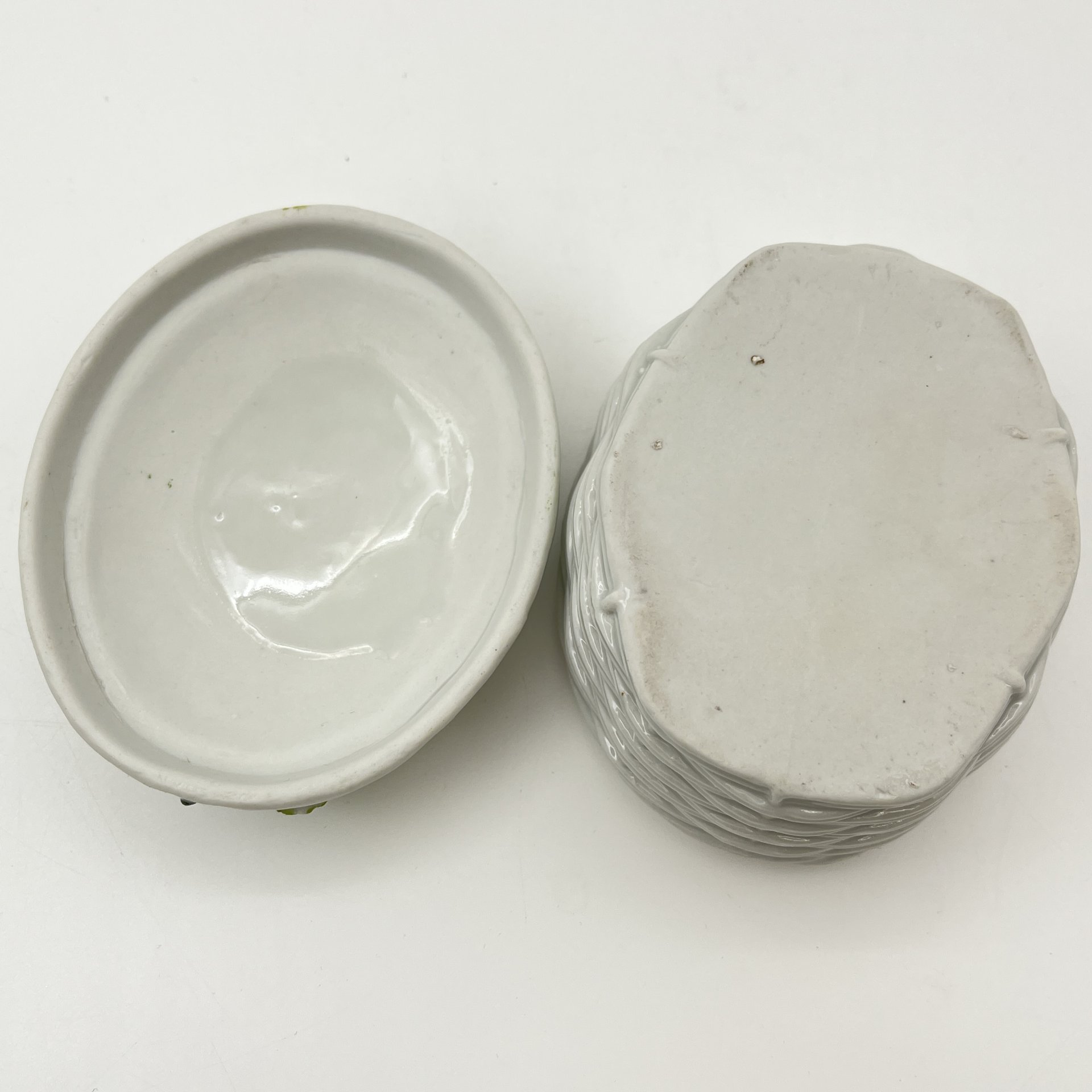 Шкатулка в форме плетенной корзинки, украшенная лепным цветочным декором, фарфор, барботин, Западная Европа, 1960-1980 гг.