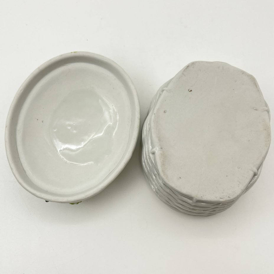 Шкатулка в форме плетенной корзинки, украшенная лепным цветочным декором