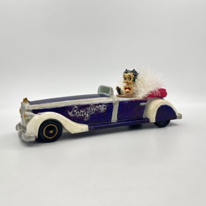 Статуэтка сувенирная "Betty Boop в кабриолете" (Бетти Буп - персонаж рисованных мультфильмов, созданный Максом Флейшером в 30-х годах Paramount Pictures), King Features Syndicate, Inc