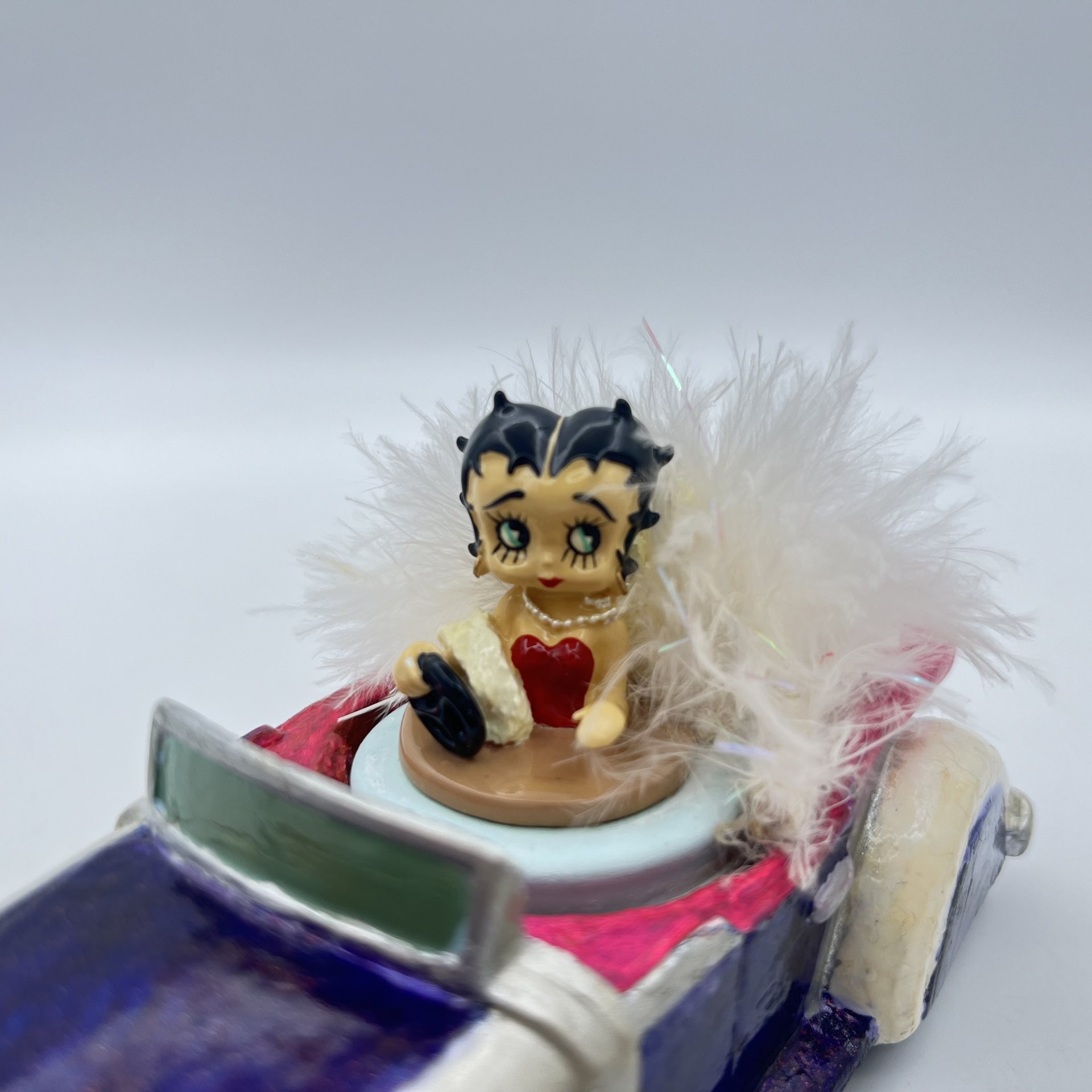 Статуэтка сувенирная "Betty Boop в кабриолете" (Бетти Буп - персонаж рисованных мультфильмов, созданный Максом Флейшером в 30-х годах Paramount Pictures), King Features Syndicate, Inc
