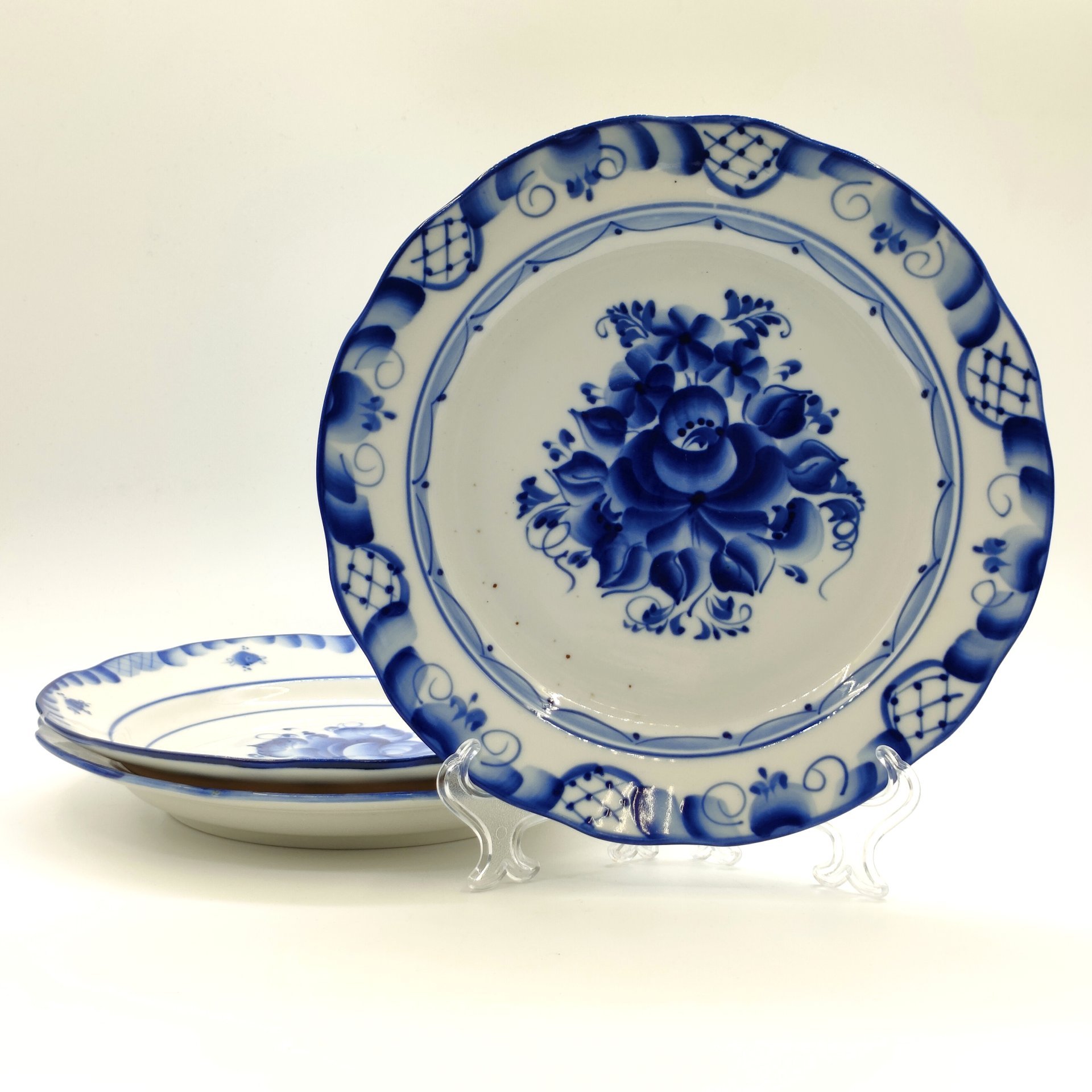 Набор из 3-х обеденных тарелок с цветочным декором (в подборе), росп. Шевякова, Добрынина, Родина, фарфор, роспись, Гжельский фарфоровый завод, Российская Федерация, 1991-2015 гг.