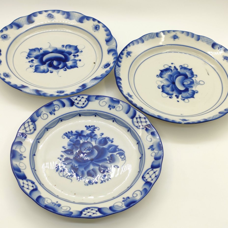 Набор из 3-х обеденных тарелок с цветочным декором (в подборе), росп. Шевякова, Добрынина, Родина, фарфор, роспись, Гжельский фарфоровый завод, Российская Федерация, 1991-2015 гг.