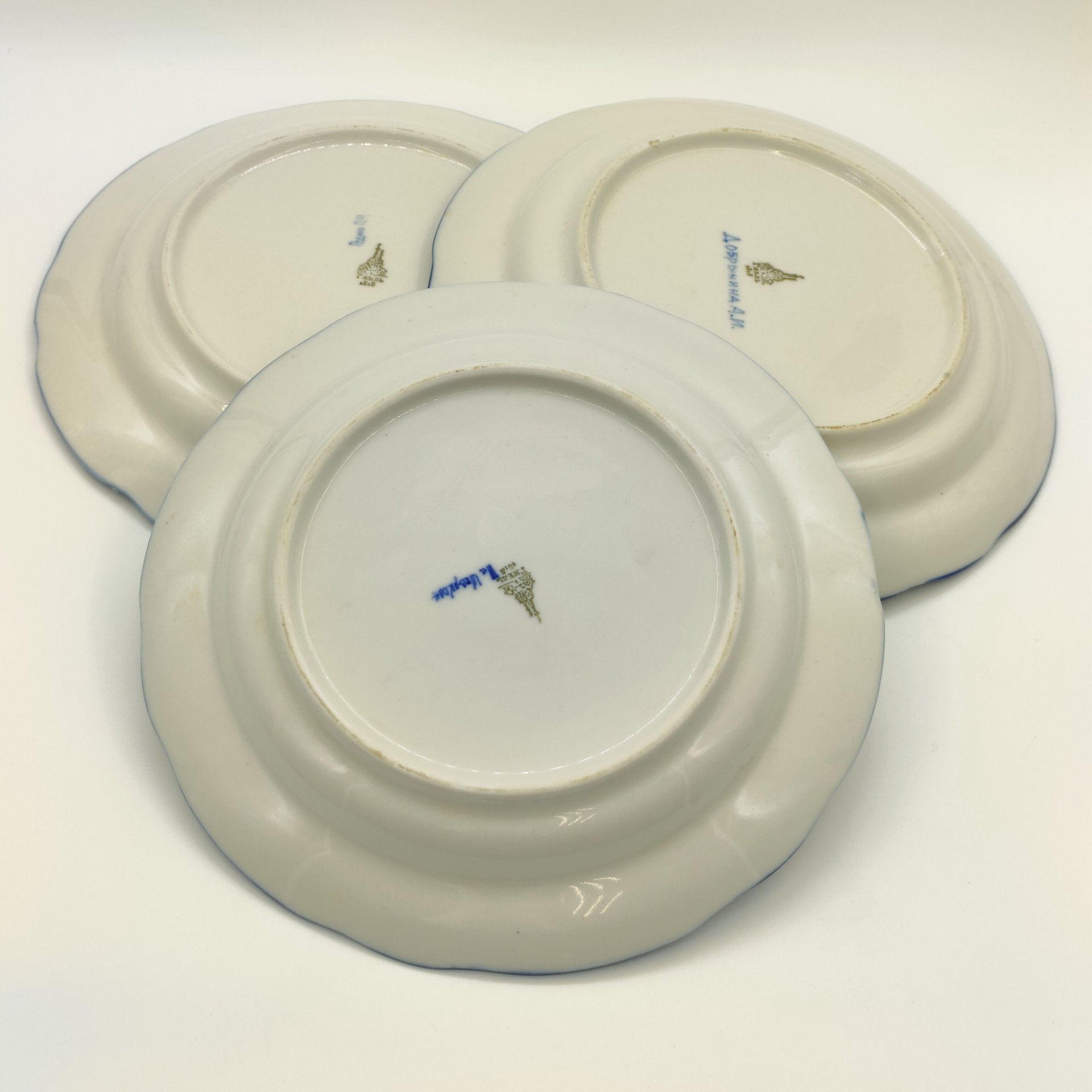 Набор из 3-х обеденных тарелок с цветочным декором (в подборе), росп. Шевякова, Добрынина, Родина, фарфор, роспись, Гжельский фарфоровый завод, Российская Федерация, 1991-2015 гг.