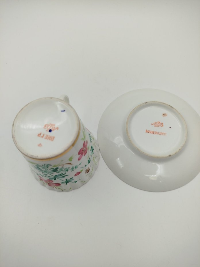 Пара кофейная "Комарики" (форма "Одуванчик"), фарфор, деколь, золочение, Ленинградский фарфоровый завод (ЛФЗ), СССР, 1970-1986 гг.