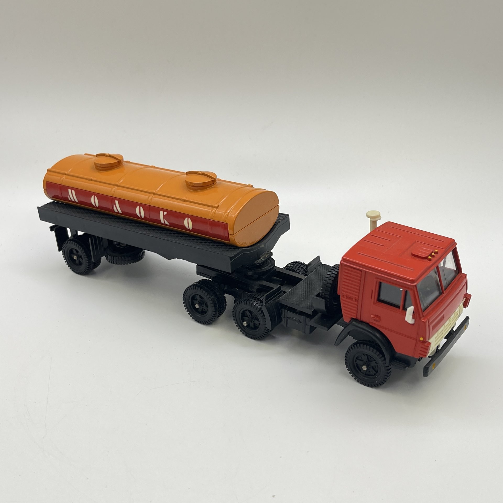 Масштабная модель автомобильная коллекционная "КАМАЗ 53212с цистерной для молока"