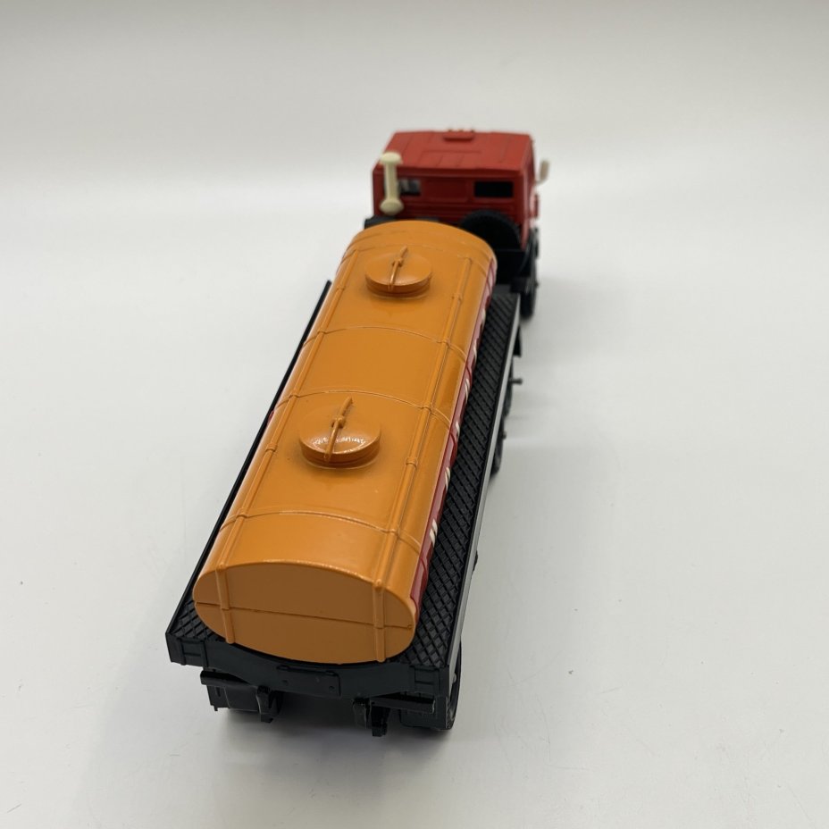 Масштабная модель автомобильная коллекционная "КАМАЗ 53212с цистерной для молока"