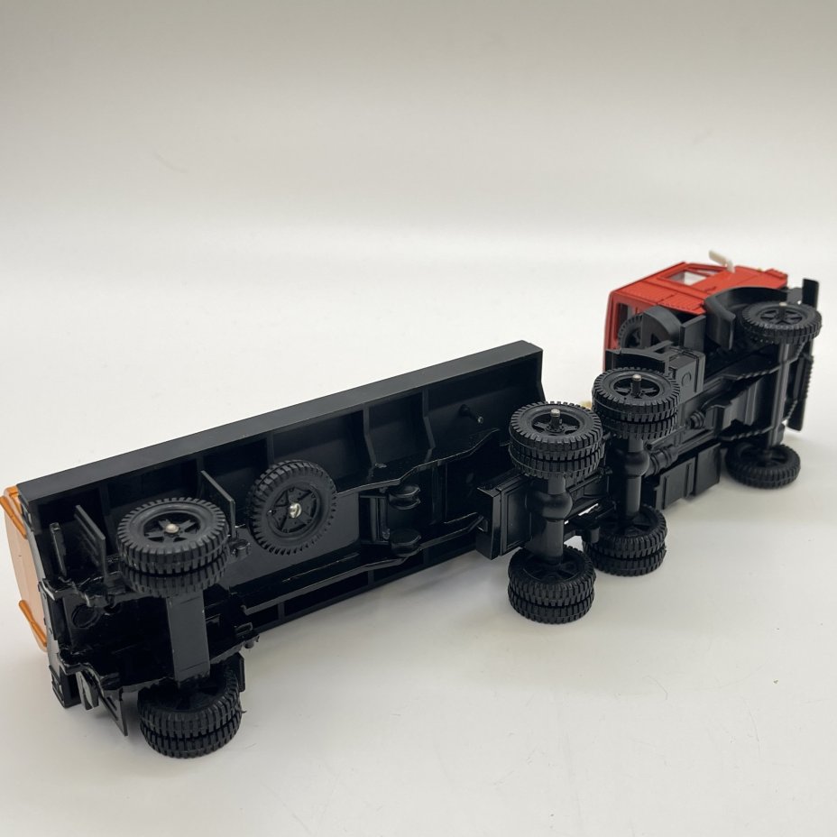 Масштабная модель автомобильная коллекционная "КАМАЗ 53212с цистерной для молока"