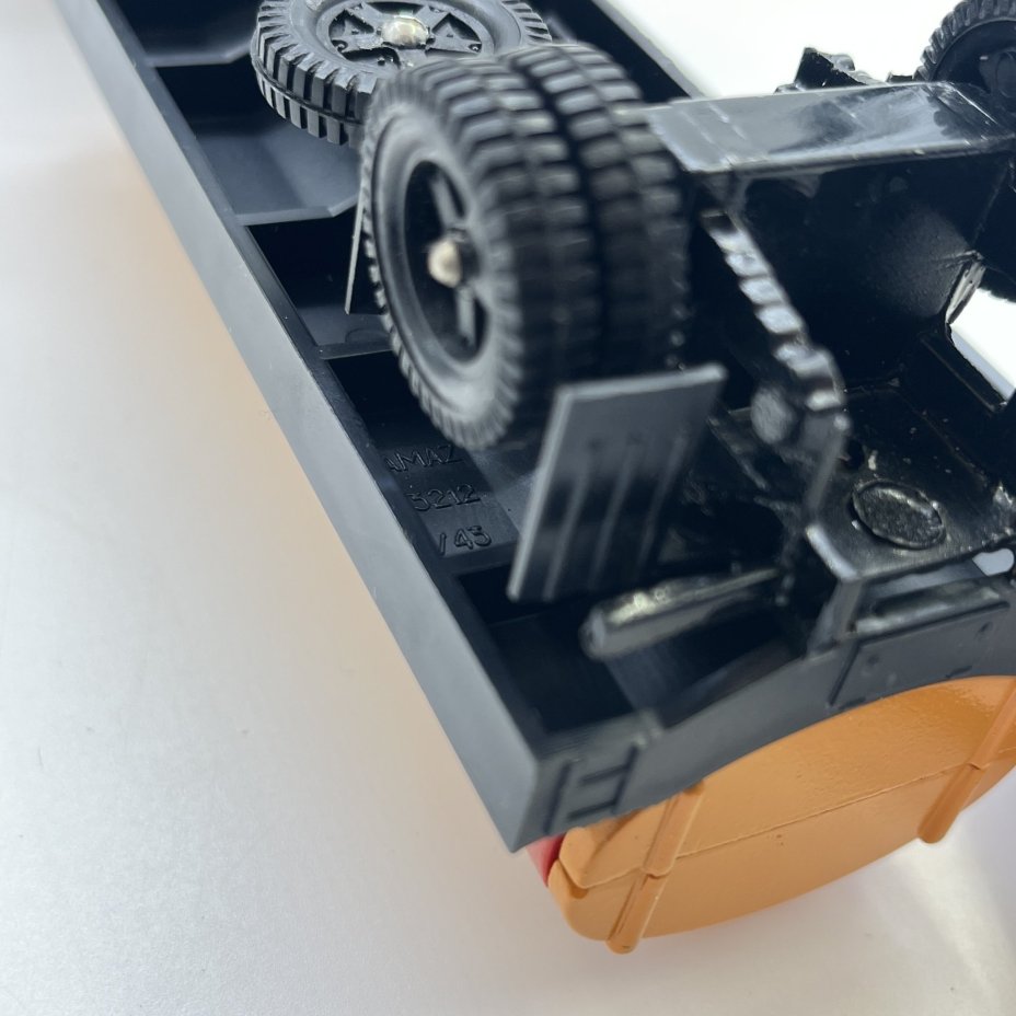 Масштабная модель автомобильная коллекционная "КАМАЗ 53212с цистерной для молока"