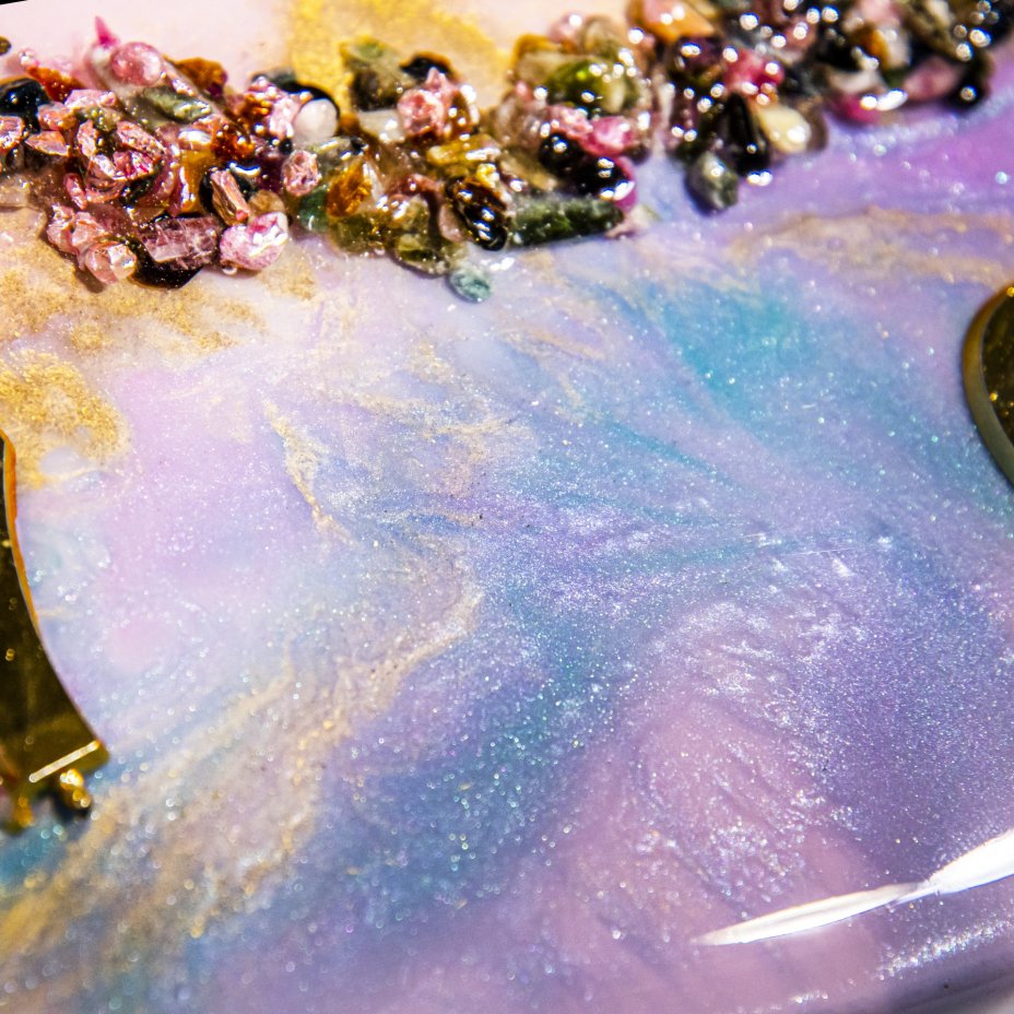 Часы настенные "Сиреневый закат", авторская ручная работа в технике Resin Art, Глянцевое 3D покрытие, металл, Россия, 2021 г.