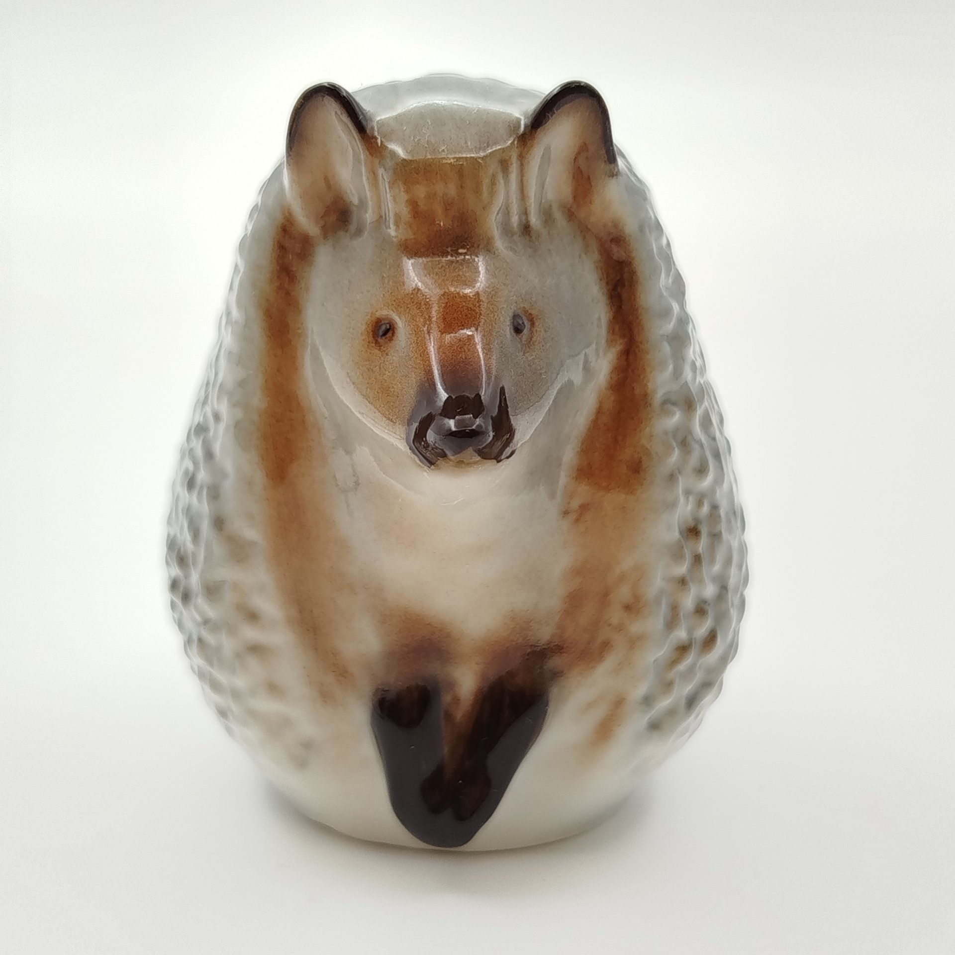 Статуэтка "Ёжик", скульптор В.А. Карзов, фарфор, роспись, Ленинградский фарфоровый завод (ЛФЗ), СССР, 1970-1990 гг.