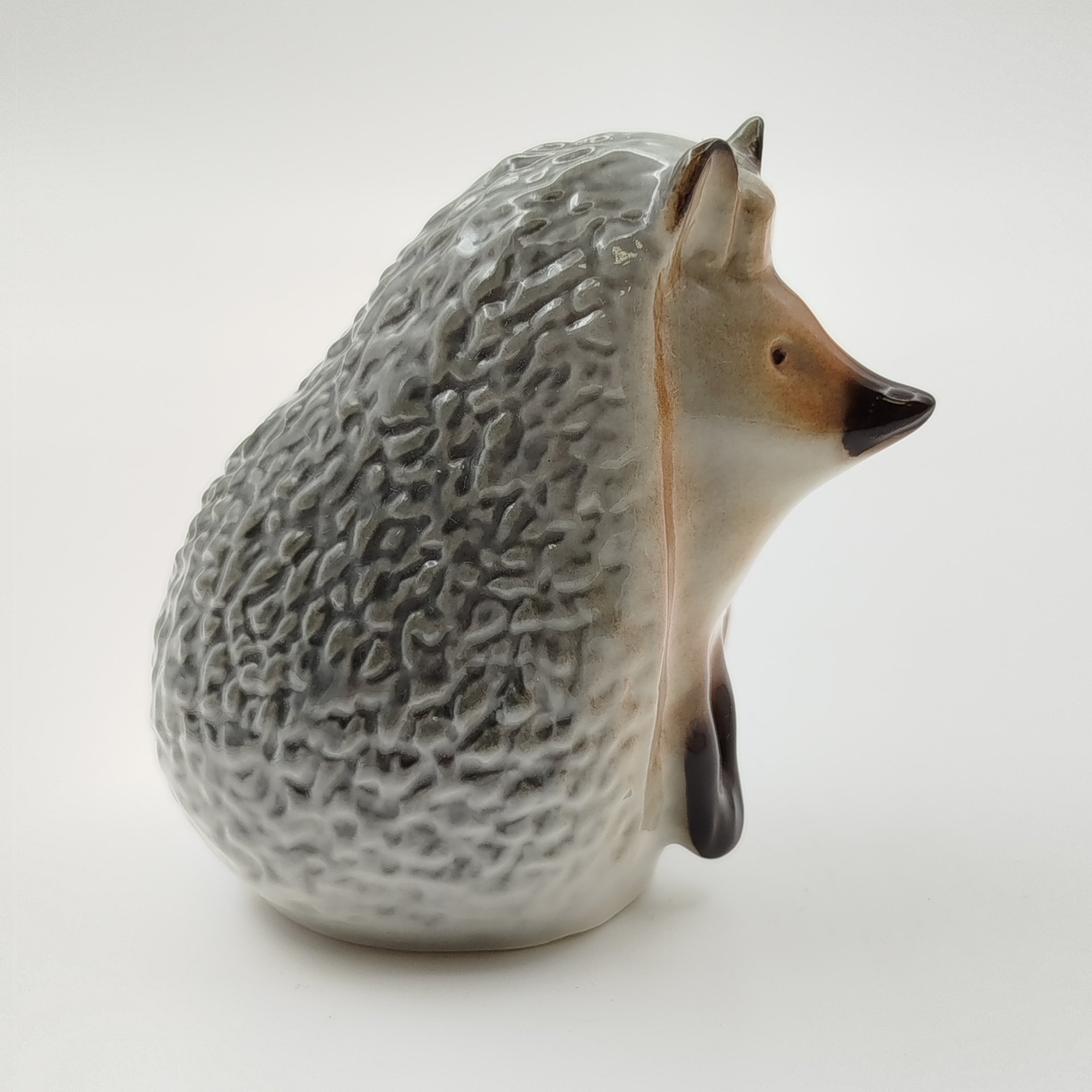 Статуэтка "Ёжик", скульптор В.А. Карзов, фарфор, роспись, Ленинградский фарфоровый завод (ЛФЗ), СССР, 1970-1990 гг.