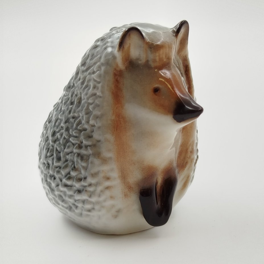 Статуэтка "Ёжик", скульптор В.А. Карзов, фарфор, роспись, Ленинградский фарфоровый завод (ЛФЗ), СССР, 1970-1990 гг.