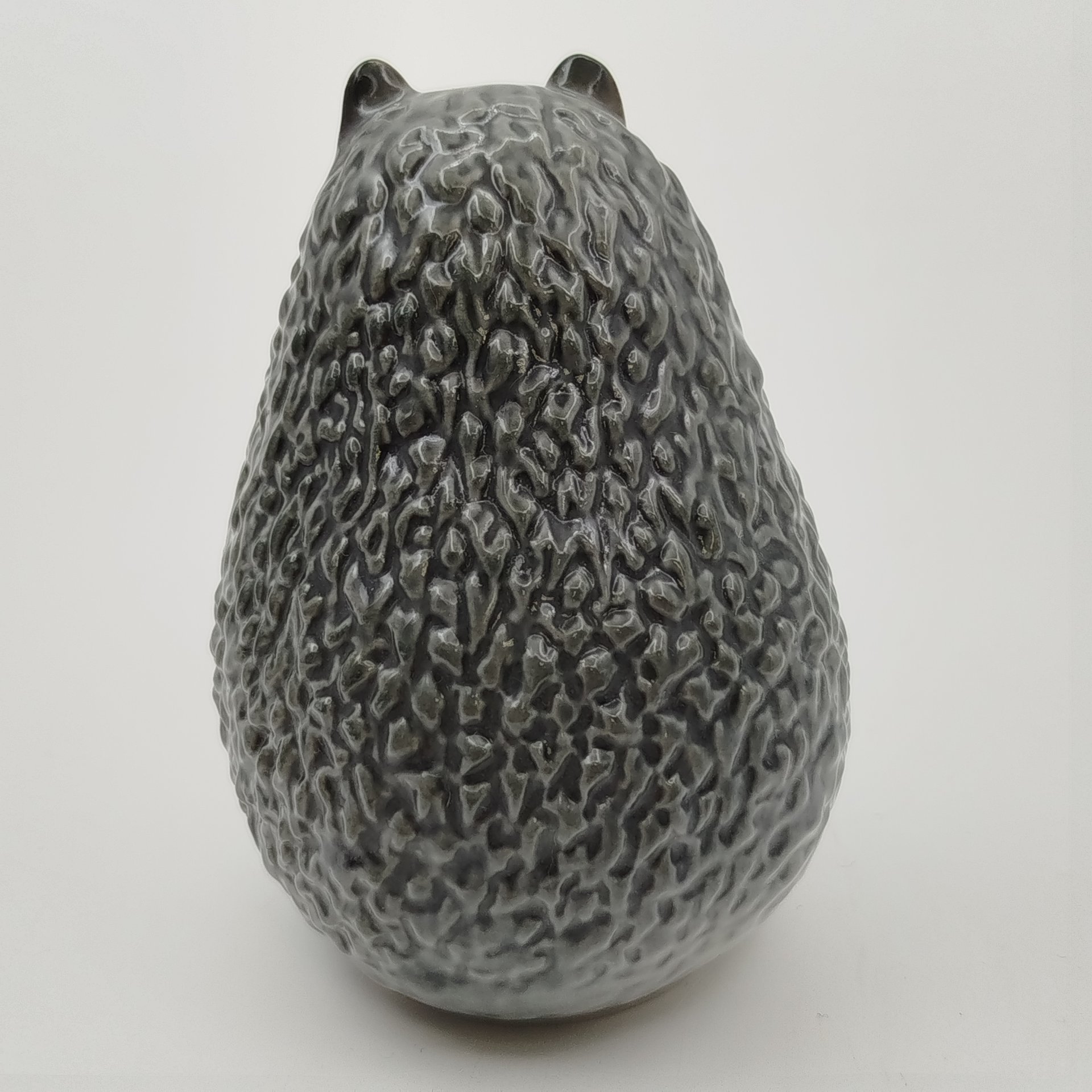 Статуэтка "Ёжик", скульптор В.А. Карзов, фарфор, роспись, Ленинградский фарфоровый завод (ЛФЗ), СССР, 1970-1990 гг.