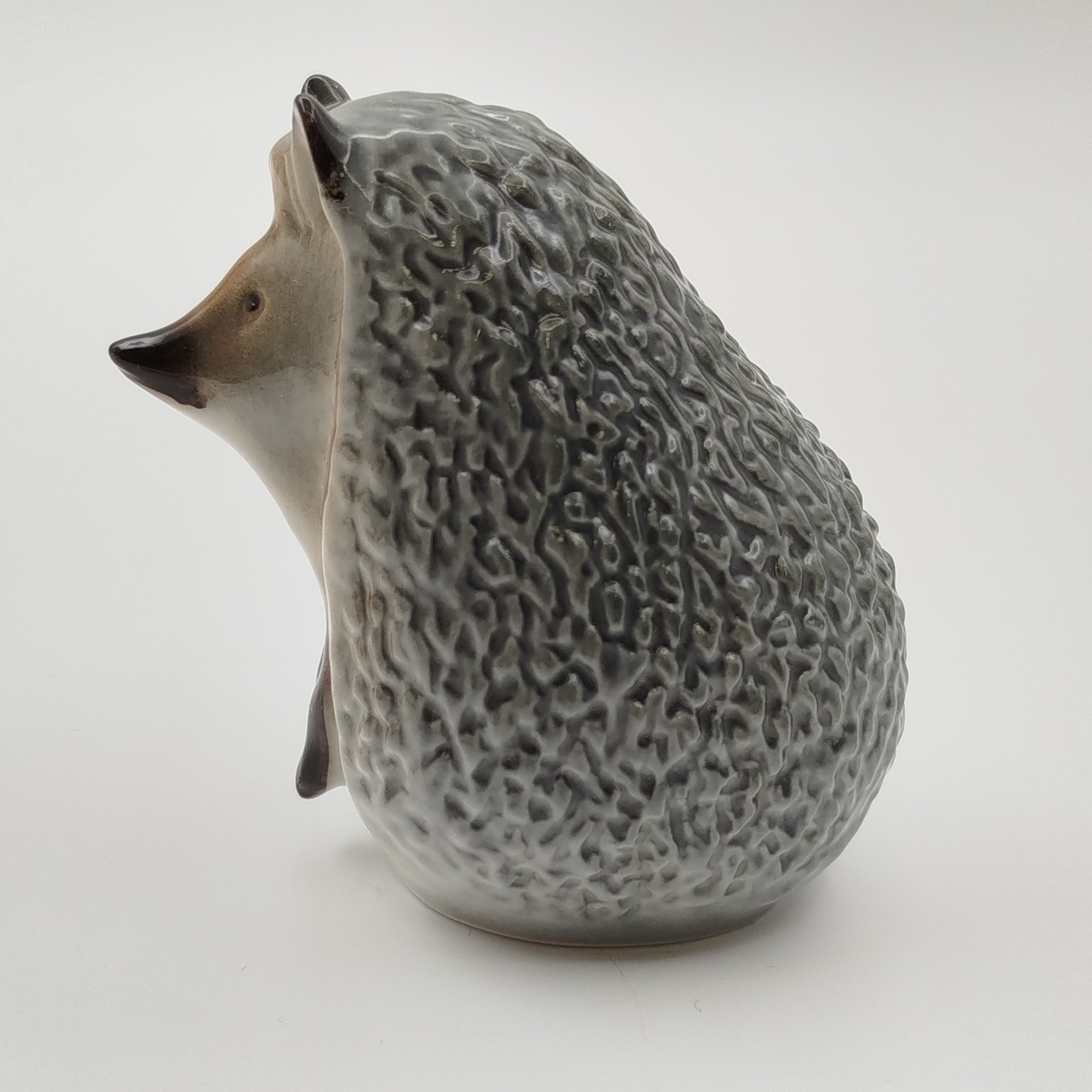 Статуэтка "Ёжик", скульптор В.А. Карзов, фарфор, роспись, Ленинградский фарфоровый завод (ЛФЗ), СССР, 1970-1990 гг.